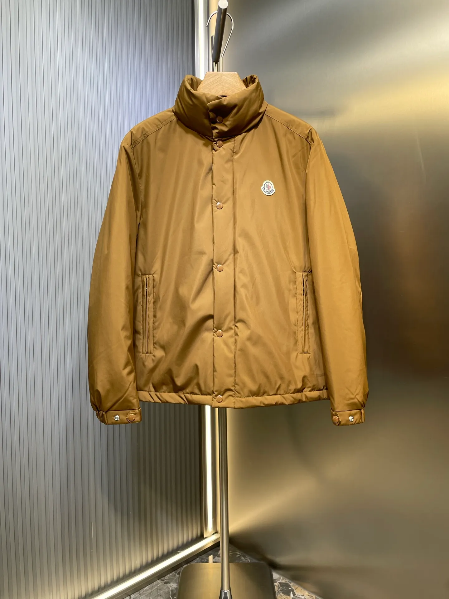P1000 Moncler🌟Down Jacket The latest fashion designer down jacket for autumn and winter 2025. Every detail shows high-end craftsmanship. The design changes of structural tailoring show the diverse image changes of men. It is slim and neat, and tailored to meet the current popular multi-layered wear. Versatile style for life. G8644 Code number: 12345