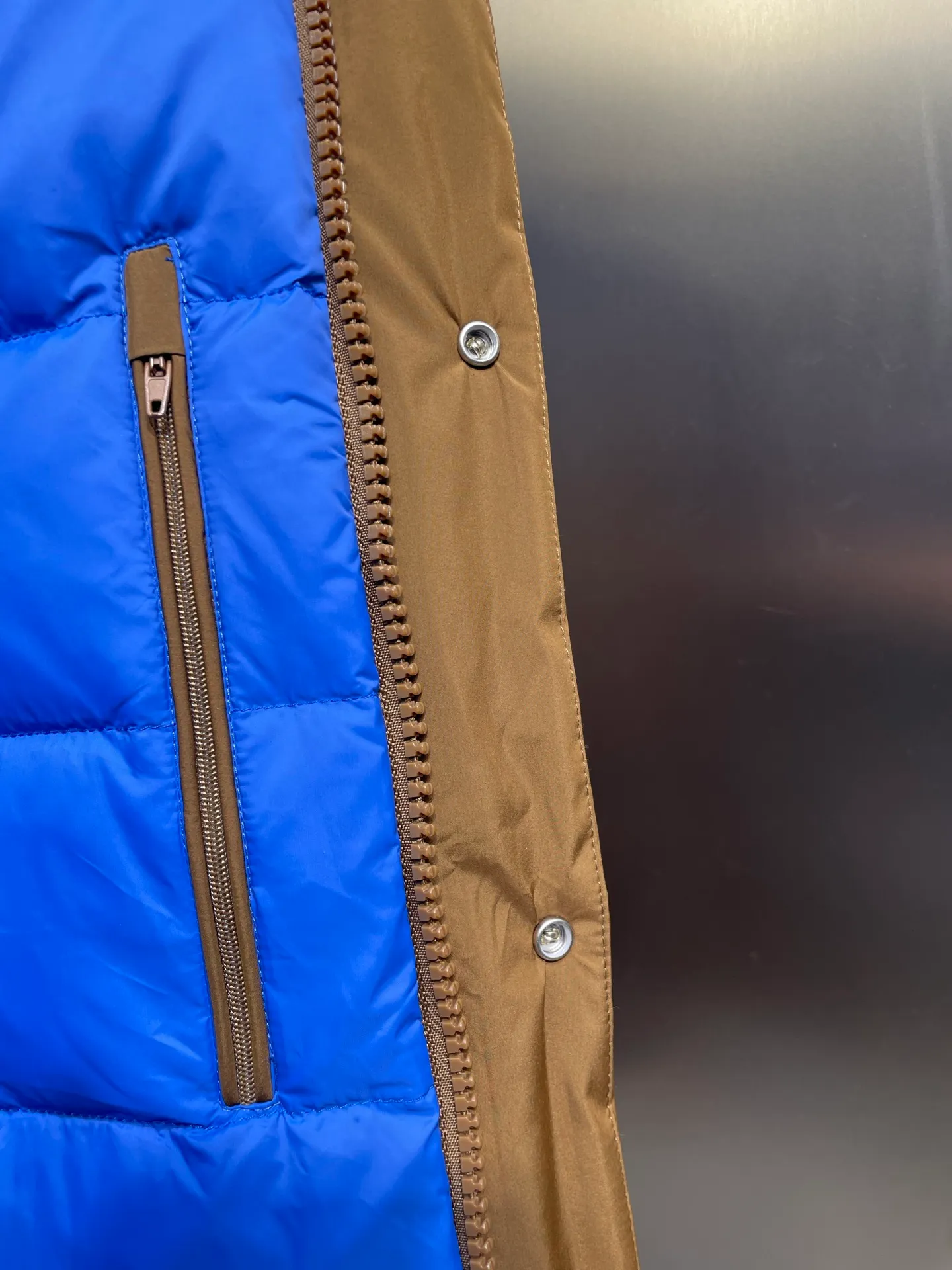 P1000 Moncler🌟Down Jacket The latest fashion designer down jacket for autumn and winter 2025. Every detail shows high-end craftsmanship. The design changes of structural tailoring show the diverse image changes of men. It is slim and neat, and tailored to meet the current popular multi-layered wear. Versatile style for life. G8644 Code number: 12345