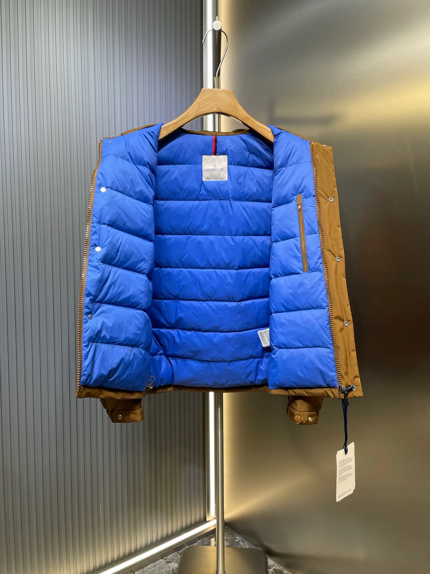 P1000 Moncler🌟Down Jacket The latest fashion designer down jacket for autumn and winter 2025. Every detail shows high-end craftsmanship. The design changes of structural tailoring show the diverse image changes of men. It is slim and neat, and tailored to meet the current popular multi-layered wear. Versatile style for life. G8644 Code number: 12345