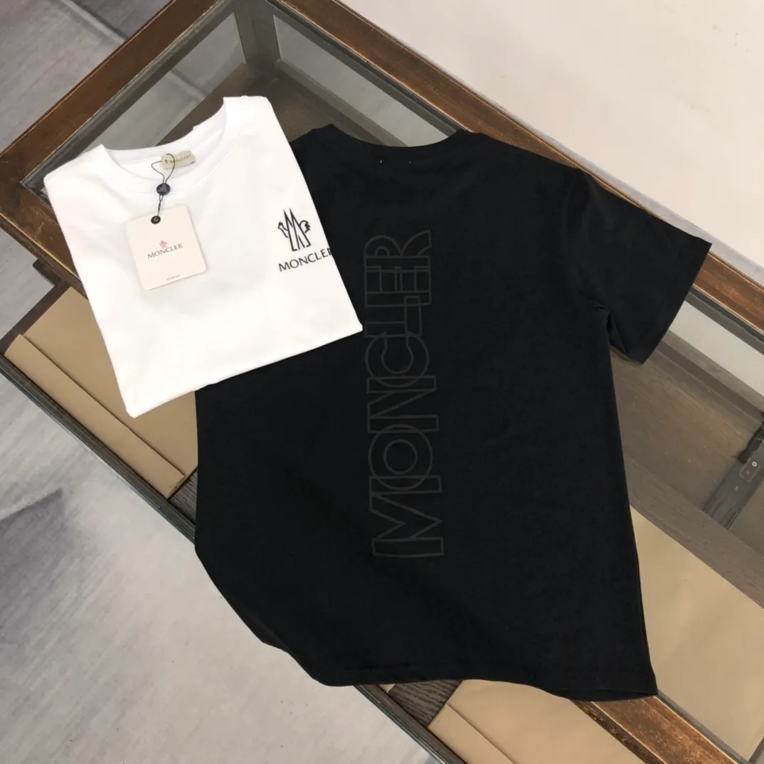 P160 Moncler/Mongolian new summer short-sleeved T-shirt. The letters on the chest are printed and embellished with the brand logo on the side sleeves. It is highly recognizable. This T-shirt is the crystallization of Moncler’s pure personality and functionality. It is specially designed for creating a casual look. It is suitable for matching with various clothing. It is made of custom-woven high-density cotton fabric! Black White S-XL (larger version, please please height and weight when ordering)