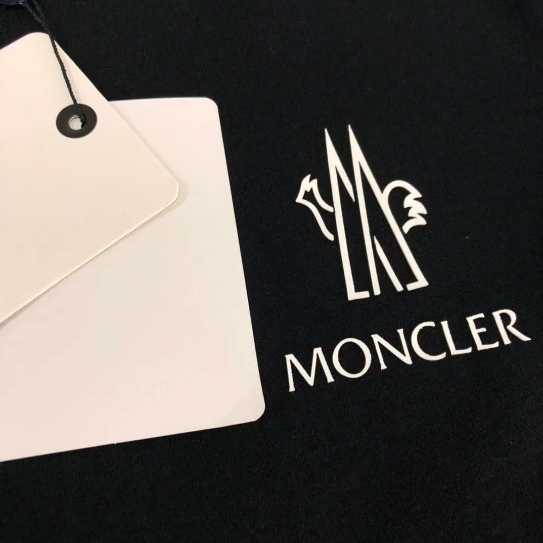 P160 Moncler/Mongolian new summer short-sleeved T-shirt. The letters on the chest are printed and embellished with the brand logo on the side sleeves. It is highly recognizable. This T-shirt is the crystallization of Moncler’s pure personality and functionality. It is specially designed for creating a casual look. It is suitable for matching with various clothing. It is made of custom-woven high-density cotton fabric! Black White S-XL (larger version, please please height and weight when ordering)