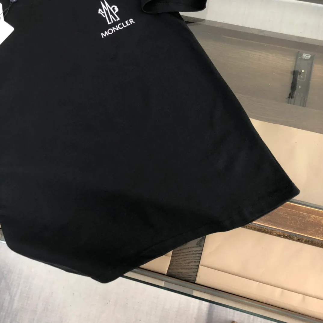 P160 Moncler/Mongolian new summer short-sleeved T-shirt. The letters on the chest are printed and embellished with the brand logo on the side sleeves. It is highly recognizable. This T-shirt is the crystallization of Moncler’s pure personality and functionality. It is specially designed for creating a casual look. It is suitable for matching with various clothing. It is made of custom-woven high-density cotton fabric! Black White S-XL (larger version, please please height and weight when ordering)