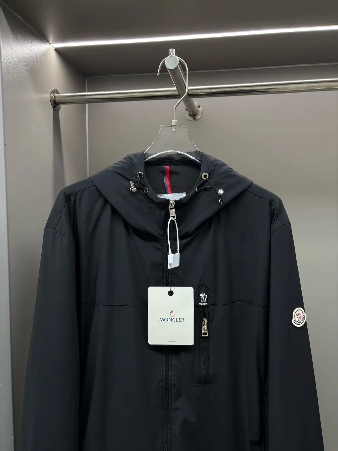 P560 Moncler new letter cotton jacket original fabric original accessories official same style Made of imported polyester fabric, customized fabric dyed in the same vat. Very comfortable and smooth to the touch. Very wide and stylish. Will not deform after long-term wear. Produced by a first-line brand factory. The label is full and textured. The latest style for autumn and winter. Fashionable and personalized. Super versatile and good-looking. Very suitable for both men and women. A must-have for everyone. Color: Black Royal Blue Size: L-4XL