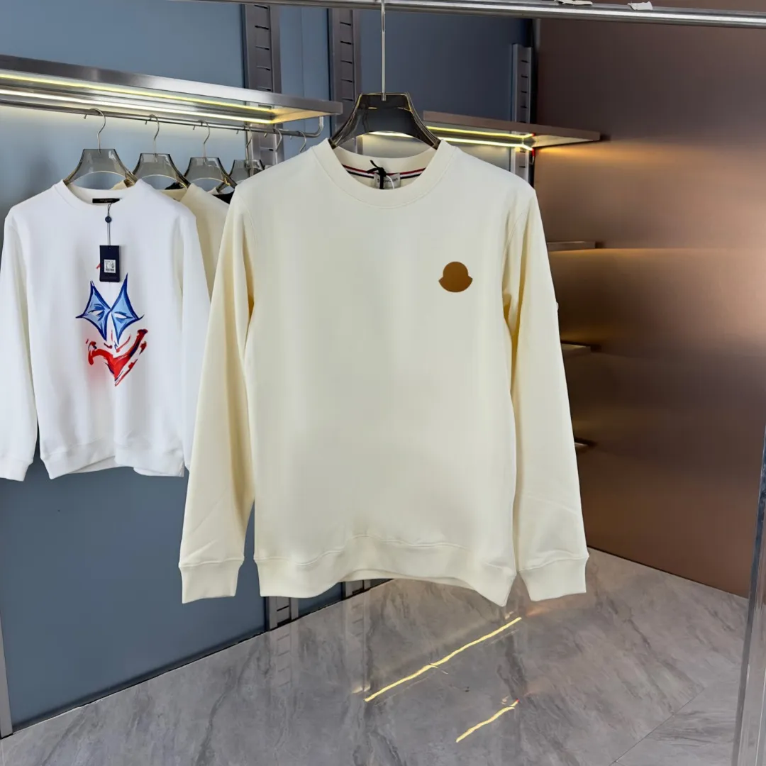 P210 High-version sweatshirt) [Long-term stock] 〖𝐌𝐎𝐍𝐂𝐋𝐄𝐑~Mask〗 Made of 440g heavy-weight fabric. It is different from the market currency. It can be matched with any variety and is properly handsome. 😎The whole dress is made of double waistcoats. The double waistcoats make the whole dress more three-dimensional. Not ordinary factories can do such fine work. 2025 Spring runway version of the T stage, on sale at the counter, round neck terry sweatshirt, high-end double-strand pure cotton, custom-made stretch ribs, dyed in the same vat, complete with three standards, matched with exquisite embroidered LOGO on the chest, simple and advanced, same style for men and women. Color: black, apricot, white, size: S M L XL 2XL