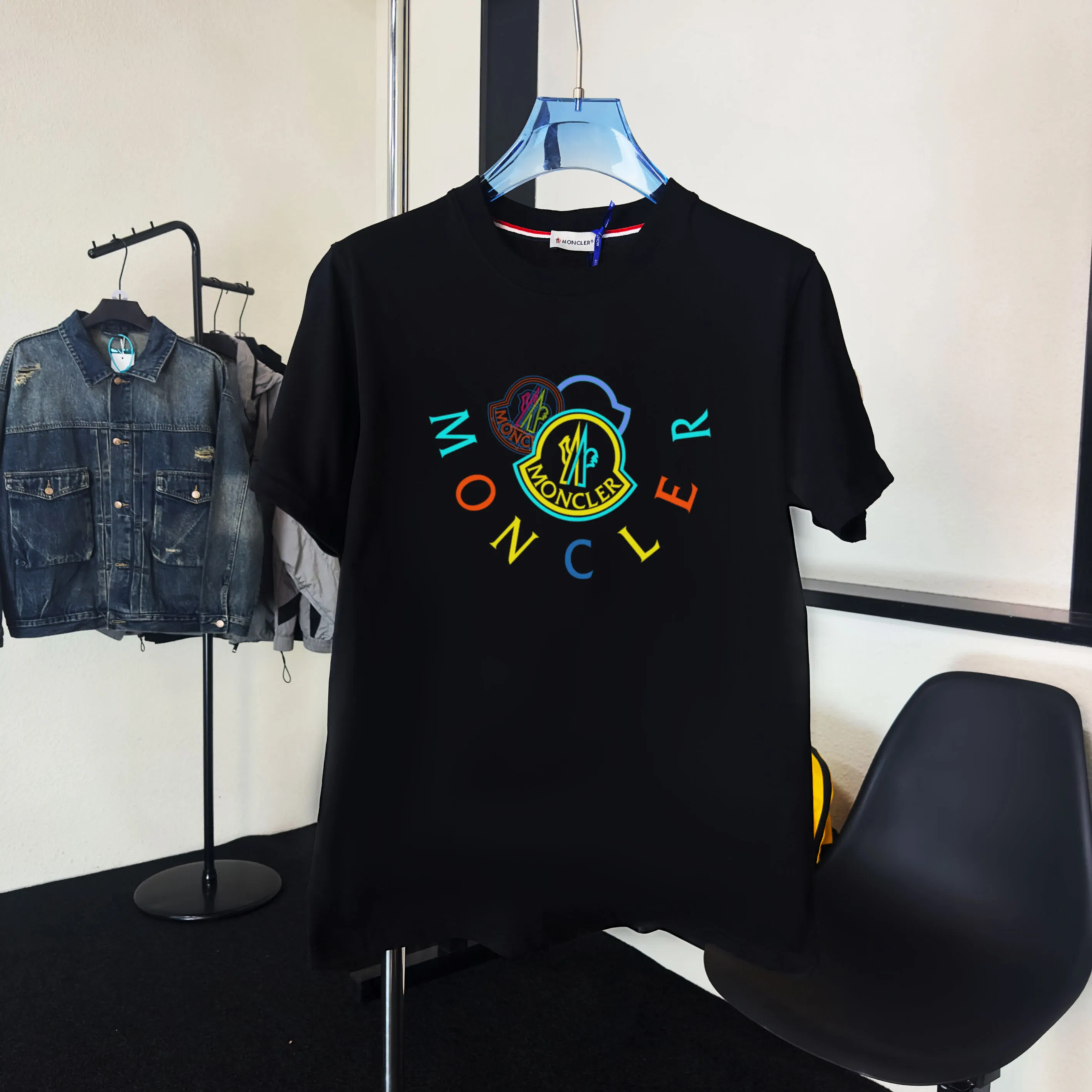 P140 💰Upgraded version "Mobile phone smart sensor ~ NFC chip armband ~ direct access to the official website for anti-counterfeiting" "Moncler ~ Mouth Mouth" 2025 new high-quality round neck short-sleeved T-shirt. The cuffs have imported embroidered labels. Customized dyeing, very comfortable to touch. Super versatile and good-looking short-sleeved. Complete with three labels. Non-market ordinary version. Feel free to compare. Quality is absolutely guaranteed! ‼ First of all, this original fabric is all custom-woven with 32-count double yarn fabric, 250G, and the weight is the same‼ Fine workmanship, double waistcoat method, double waistcoat method, double waistcoat method makes the whole dress more three-dimensional, which is not a craft that ordinary T-shirts can achieve🤪 Size: S-M-L-XL-2XL Color: black, white, apricot, same style for men and women