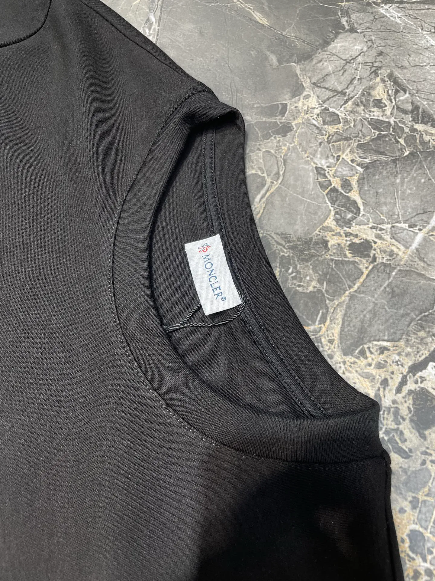 P300 moncler 🌟 European limited edition early autumn new thick rainbow letter printed long-sleeved bottoming shirt; customized 260g high-density water-soft cotton fabric, unique Supima washed cotton content up to 95%, not ordinary cotton that can be achieved casually in the market, rainbow letter contrast printing technology on the chest can give different visual effects! A must-have item for autumn and winter size: s-xxxl