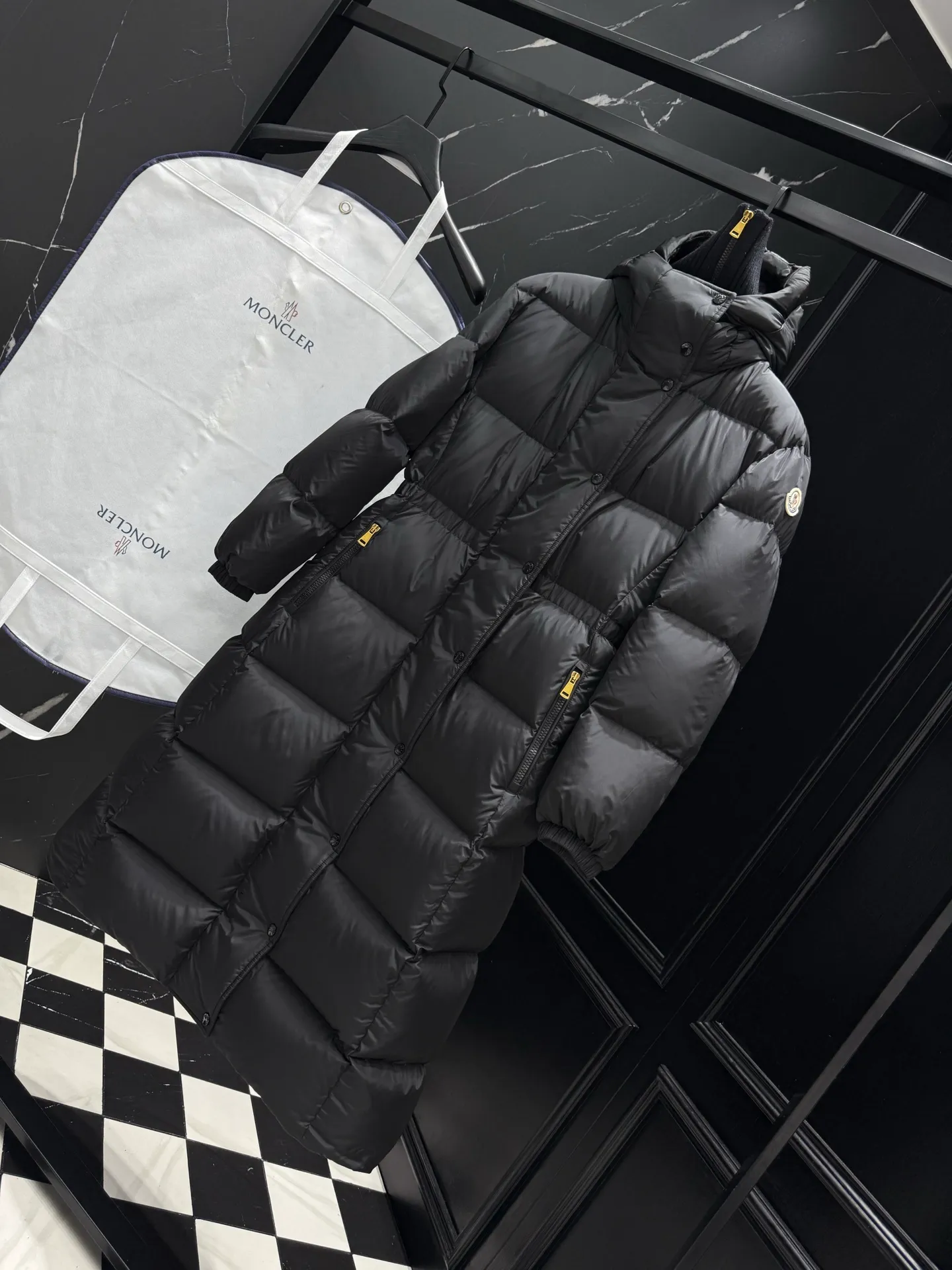 P1060 "Second Generation Escaped Princess" Moncler Chamer women's hooded long down jacket. The Chamer long down jacket is elegant with exquisite fabrics and soft silhouette. Made of nylon fabric, it has a comfortable and silky texture. Hooded design adds practicality. Size: 1234 Style: New Princess on the Run Color: Black White