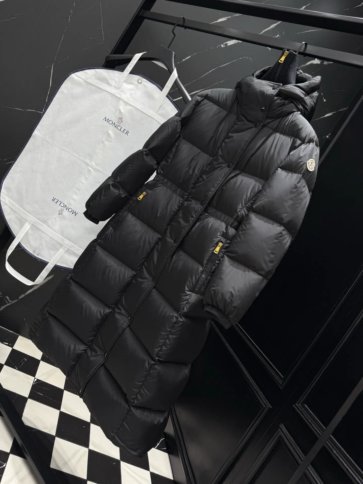 P1060 "Second Generation Escaped Princess" Moncler Chamer women's hooded long down jacket. The Chamer long down jacket is elegant with exquisite fabrics and soft silhouette. Made of nylon fabric, it has a comfortable and silky texture. Hooded design adds practicality. Size: 1234 Style: New Princess on the Run Color: Black White
