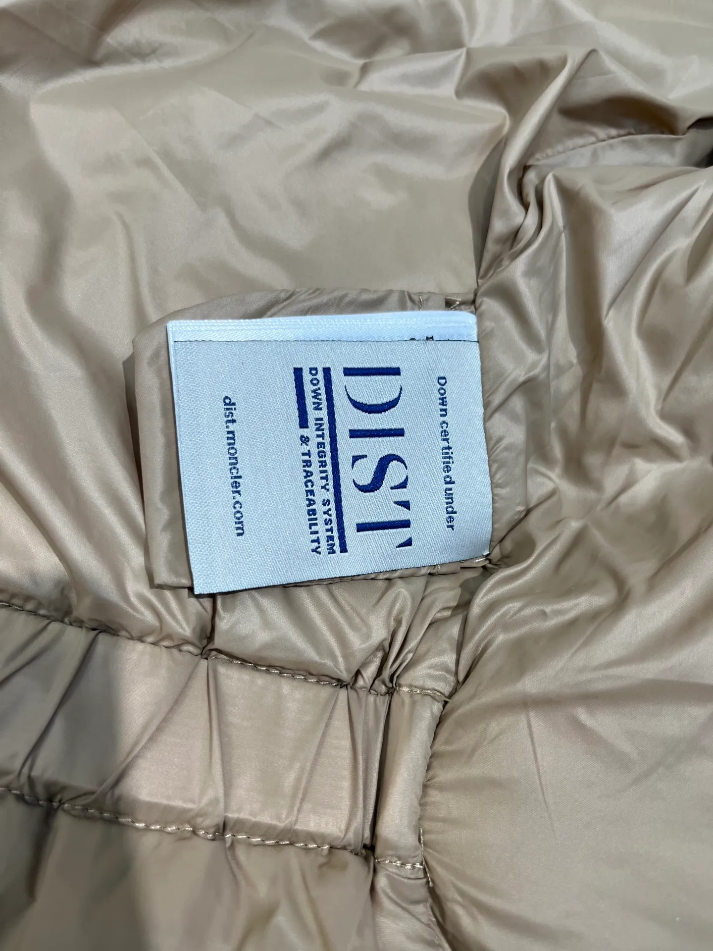 P980 𝐌𝐎𝐍𝐂𝐋𝐄𝐑🌟Moushed BOED series Autumn and winter new type of muffled hooded down jacket with fur collar and waistband. The slim fit highlights the temperament of this down jacket. There is no fluffy and bloated feeling, and it is light and neat. Such good products are hard to come by. Every detail is worth your time to explore, and this one is not picky at all. size: 1234