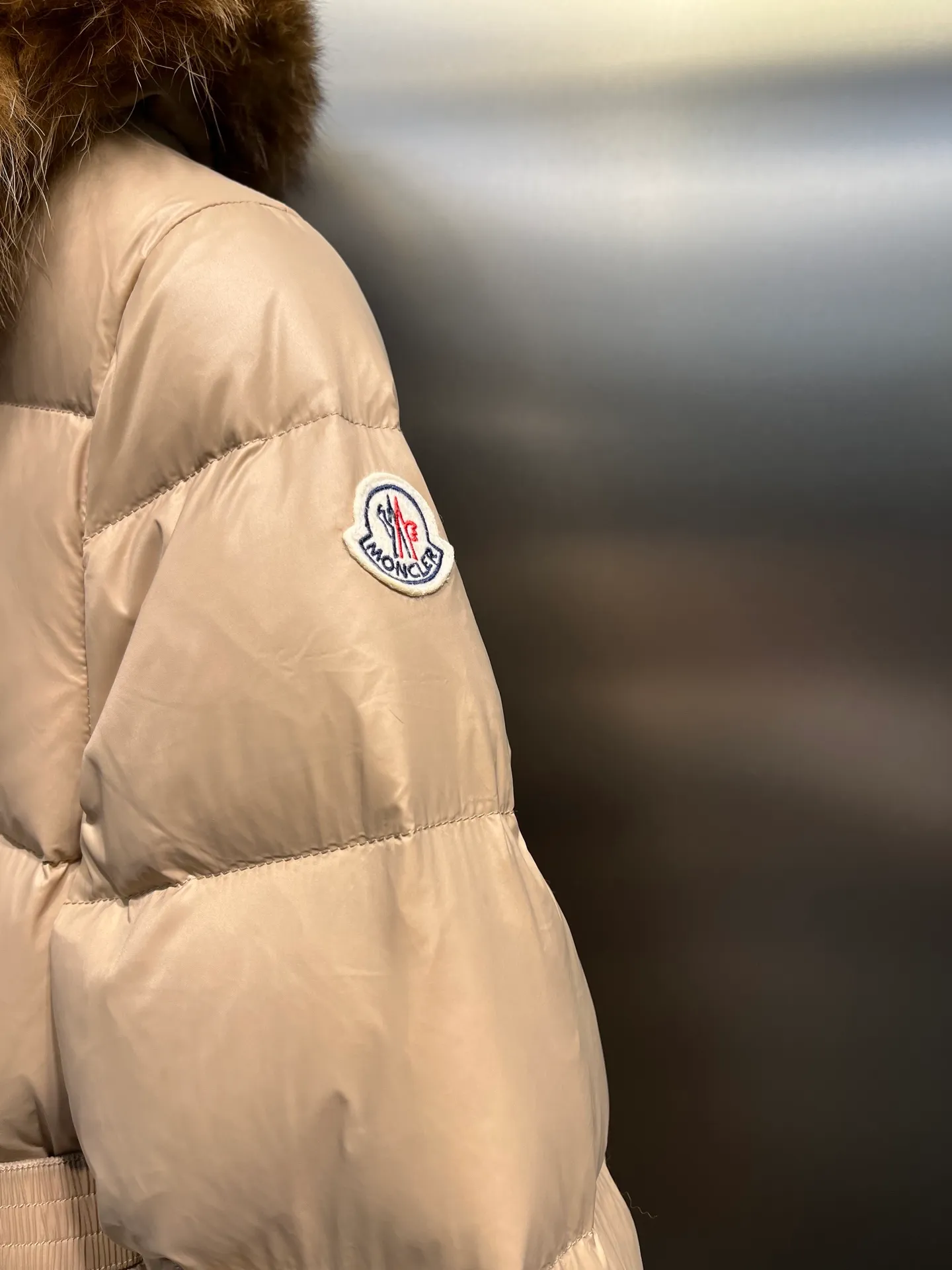 P980 𝐌𝐎𝐍𝐂𝐋𝐄𝐑🌟Moushed BOED series Autumn and winter new type of muffled hooded down jacket with fur collar and waistband. The slim fit highlights the temperament of this down jacket. There is no fluffy and bloated feeling, and it is light and neat. Such good products are hard to come by. Every detail is worth your time to explore, and this one is not picky at all. size: 1234