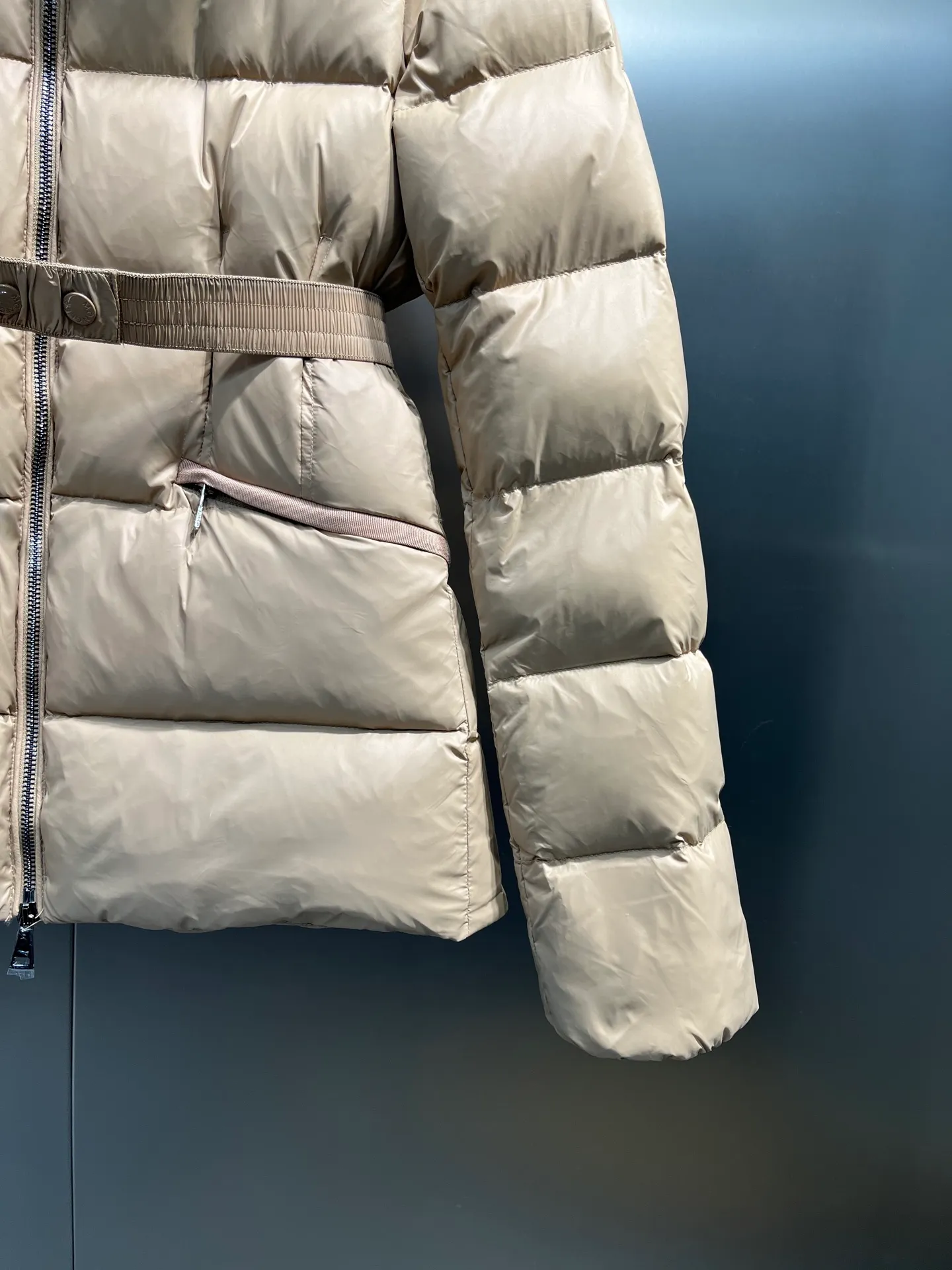 P980 𝐌𝐎𝐍𝐂𝐋𝐄𝐑🌟Moushed BOED series Autumn and winter new type of muffled hooded down jacket with fur collar and waistband. The slim fit highlights the temperament of this down jacket. There is no fluffy and bloated feeling, and it is light and neat. Such good products are hard to come by. Every detail is worth your time to explore, and this one is not picky at all. size: 1234