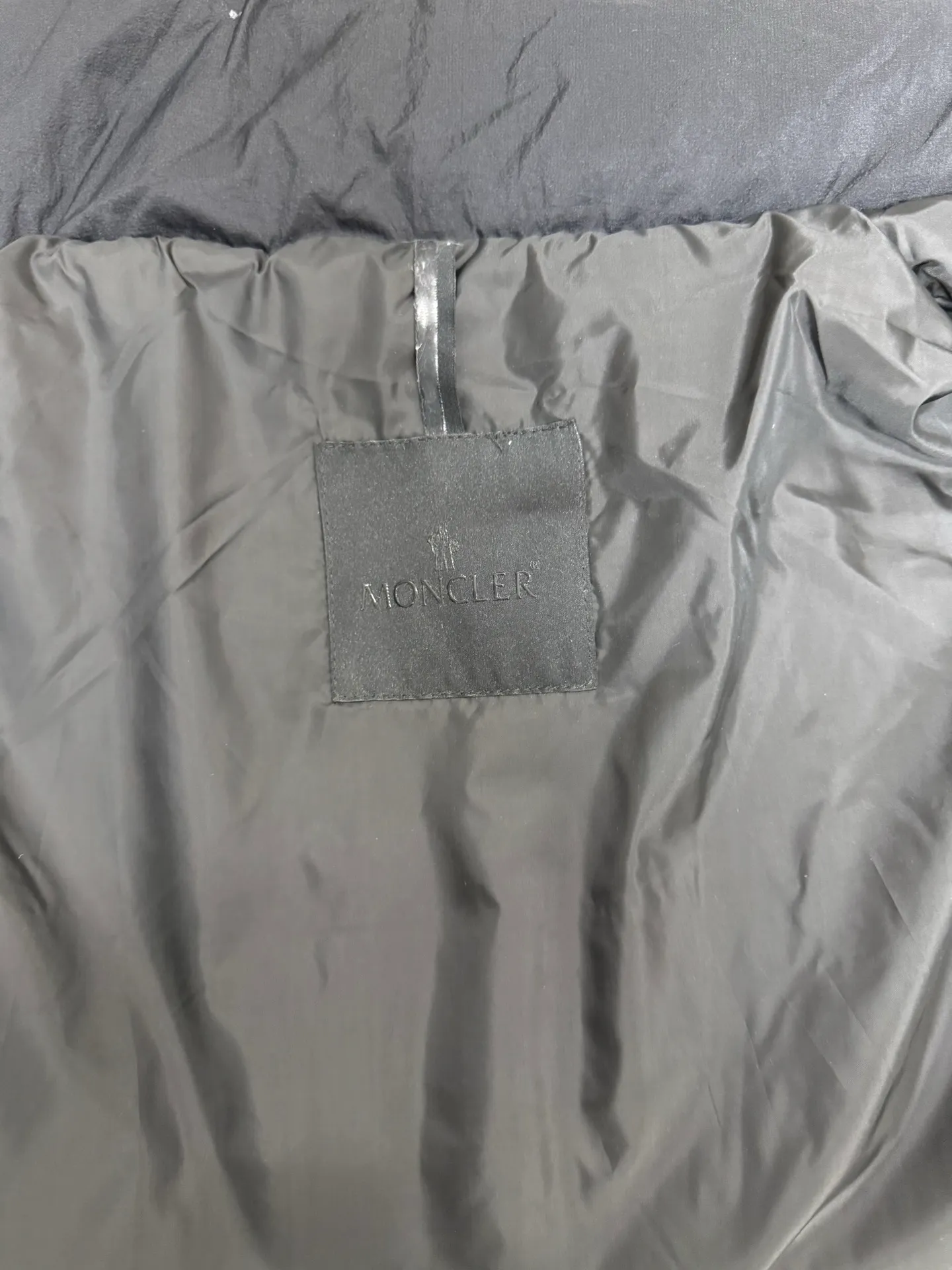 P1120 Moncler's new autumn and winter hooded turtleneck down jacket is rarely available through trading company channels. It is a must-have warm item for cooling down the weather. It can be worn both for daily use and outdoor sports. The hat zipper is detachable, wear-resistant, scratch-resistant and easy to care for. The interior is filled with 90% European standard high-quality white goose down, which is matched with large square quilting technology to create a fluffy and full overall effect. It also has a strong thermal insulation and temperature locking effect, so that you are not afraid of the cold outdoor weather in autumn and winter. Size: 12345
