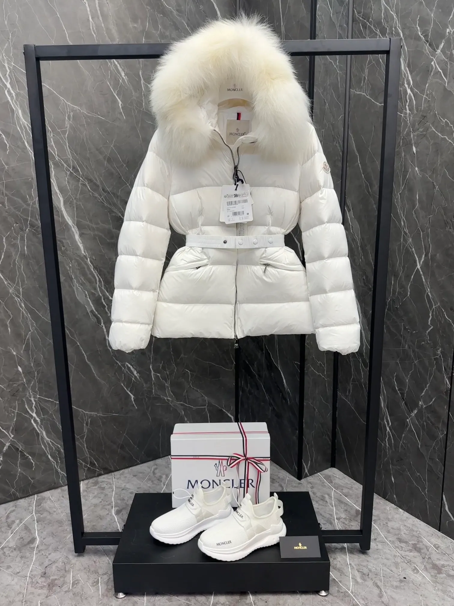 P920 Moncler Boed Women's Short Down Jacket Jacket The Boed women's down jacket is made of longue saison fabric and decorated with fur trim to provide warmth and care. (⚠️Fox fur collar imported from Finland, of course the fur collar needs to be larger to look good) The Boed down jacket has a soft silhouette design and is equipped with a delicate belt to create a sophisticated and elegant winter look. Made of longue saison fabric with wool trim on the hood. Details •Made from longue saison fabric •Longue saison lining •Filled with down •Hood with removable fleece trim •Two-way zipper closure •Elasticated waistband with patented snap buttons •Zip closure lateral pockets with grosgrain piping •Adjustable elastic cuffs Size: 1-4 Women's