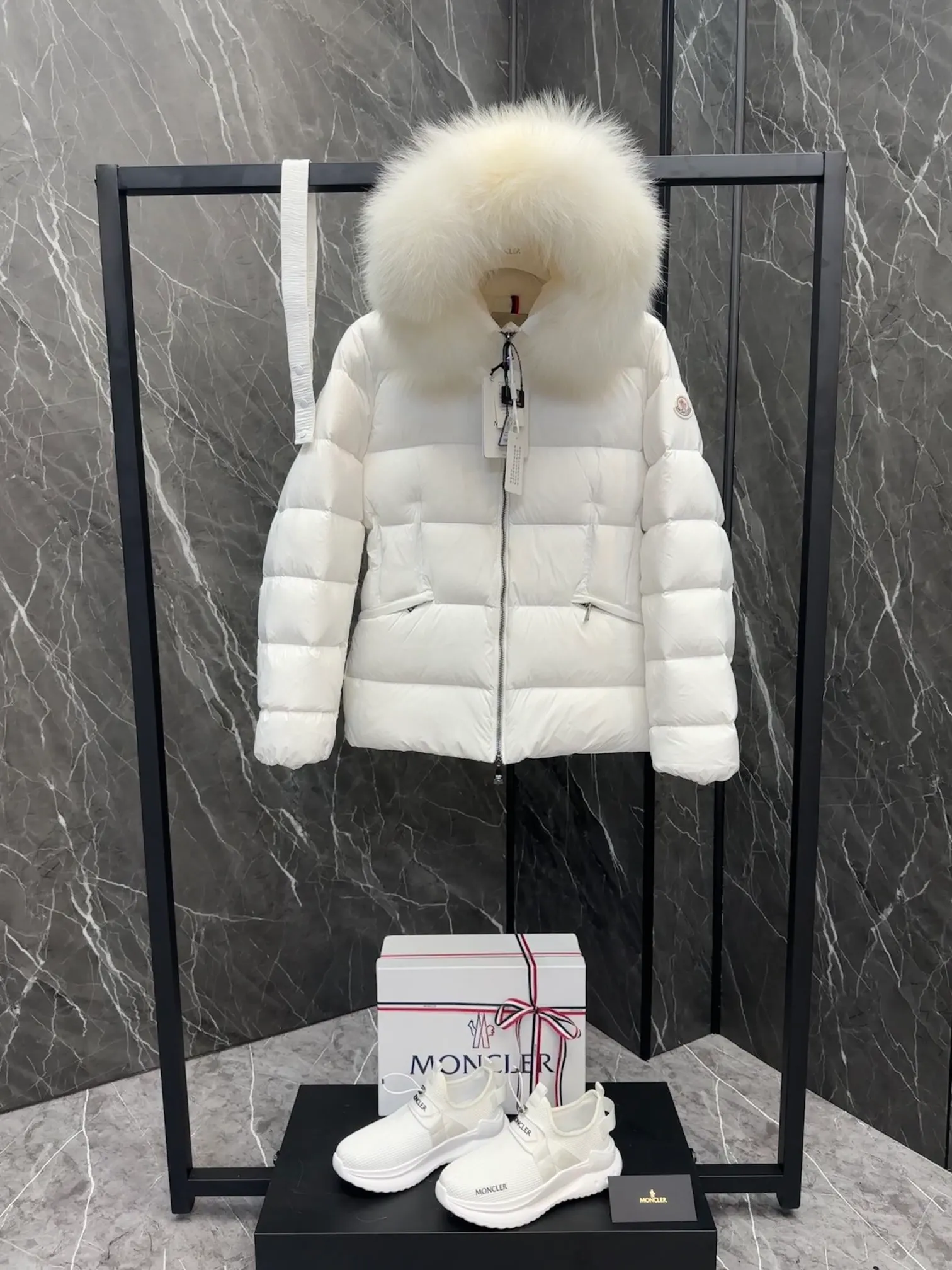 P920 Moncler Boed Women's Short Down Jacket Jacket The Boed women's down jacket is made of longue saison fabric and decorated with fur trim to provide warmth and care. (⚠️Fox fur collar imported from Finland, of course the fur collar needs to be larger to look good) The Boed down jacket has a soft silhouette design and is equipped with a delicate belt to create a sophisticated and elegant winter look. Made of longue saison fabric with wool trim on the hood. Details •Made from longue saison fabric •Longue saison lining •Filled with down •Hood with removable fleece trim •Two-way zipper closure •Elasticated waistband with patented snap buttons •Zip closure lateral pockets with grosgrain piping •Adjustable elastic cuffs Size: 1-4 Women's