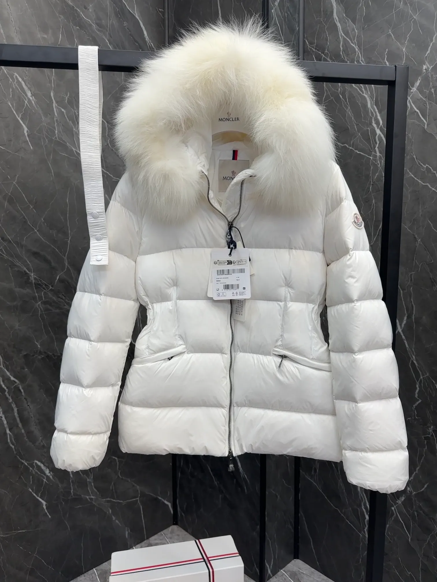P920 Moncler Boed Women's Short Down Jacket Jacket The Boed women's down jacket is made of longue saison fabric and decorated with fur trim to provide warmth and care. (⚠️Fox fur collar imported from Finland, of course the fur collar needs to be larger to look good) The Boed down jacket has a soft silhouette design and is equipped with a delicate belt to create a sophisticated and elegant winter look. Made of longue saison fabric with wool trim on the hood. Details •Made from longue saison fabric •Longue saison lining •Filled with down •Hood with removable fleece trim •Two-way zipper closure •Elasticated waistband with patented snap buttons •Zip closure lateral pockets with grosgrain piping •Adjustable elastic cuffs Size: 1-4 Women's