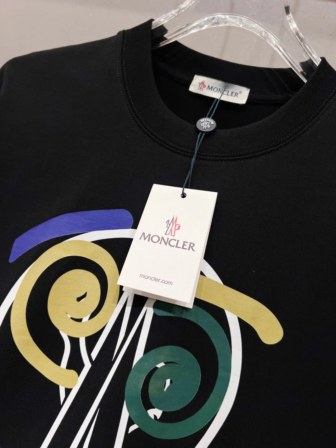 P190 (available on the same day, ready for stock) moncler’s exclusive first high-definition The fabric is made of 280 grams of heavyweight pure cotton, customized with 32 counts of double thread, and washed twice for ready-to-wear. The fabric is comfortable and skin-friendly. It is custom-dyed fabric with high textile density and good drape. It is not easy to deform or shrink. The thick texture and compact spinning process will not affect the breathability of the fabric. The saturation of the color is very high. The imported flocking and foaming technology is used to create a good upper body effect. It is a versatile and good-looking short sleeve. The loose version covers the flesh and looks slim. size: S~XL Color: White Black
