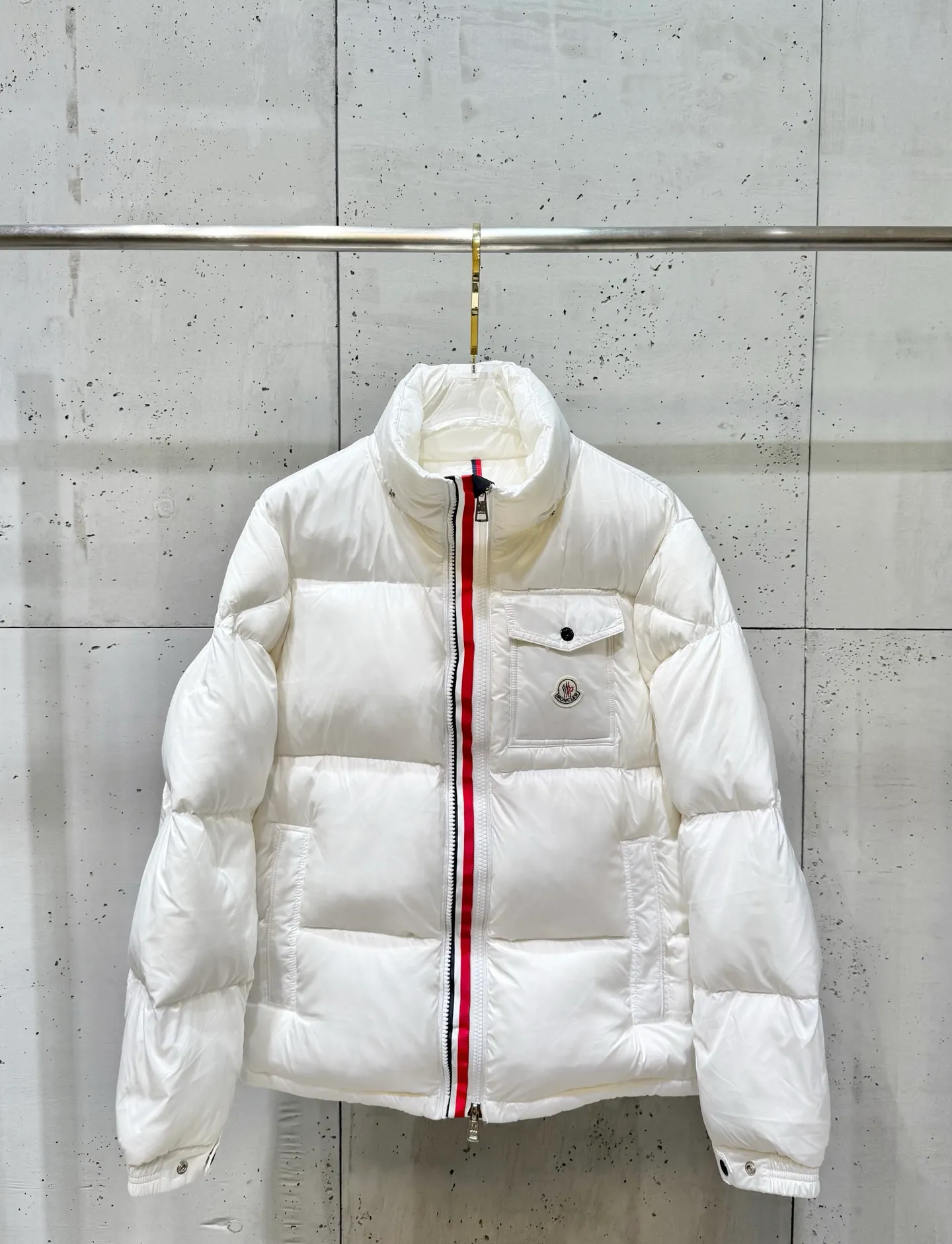 P740 Moncler three-color web classic short down jacket. This short parka down jacket is made of longue Saion fabric. The garment is full of functional details to ensure warmth and care. Features a detachable hood, zippered pockets, three-color access control webbing logo embellishment, adjustable cuffs and snap-button zipper flap fly. Logo embellished sleeves. It adds a unique touch to the overall shape while significantly improving its protective performance.  Material process analysis: 1️⃣Original Nfc inductive anti-counterfeiting chip 2️⃣90 duck down, the most down-filled on the market, never false goose down and a series of misunderstandings 3️⃣ Fabric: 100% nylon; Lining: 100% nylon, one of the best on the market, everything is customized according to the original version. 4⃣️The electroplated hardware is produced by the original processing factory, all customized by the original factory, and is not available in various market versions. 5⃣️Produced by a same OEM factory, it has always been unambiguous in terms of quality. Everyone knows about the workmanship, QA and Qc quality inspection of the workers when shipping from a large factory. It is not comparable to small factories in the market. M’s down jackets, let’s not brag, there are few that can make them better than us! Make an original product with care, so that every customer has the confidence to introduce it to his customers: This is the top version in China. Good products do not need too many soft articles to set off, only junk products will boast: the original ZP uses thousands of words to impress consumers! Size: 1-6