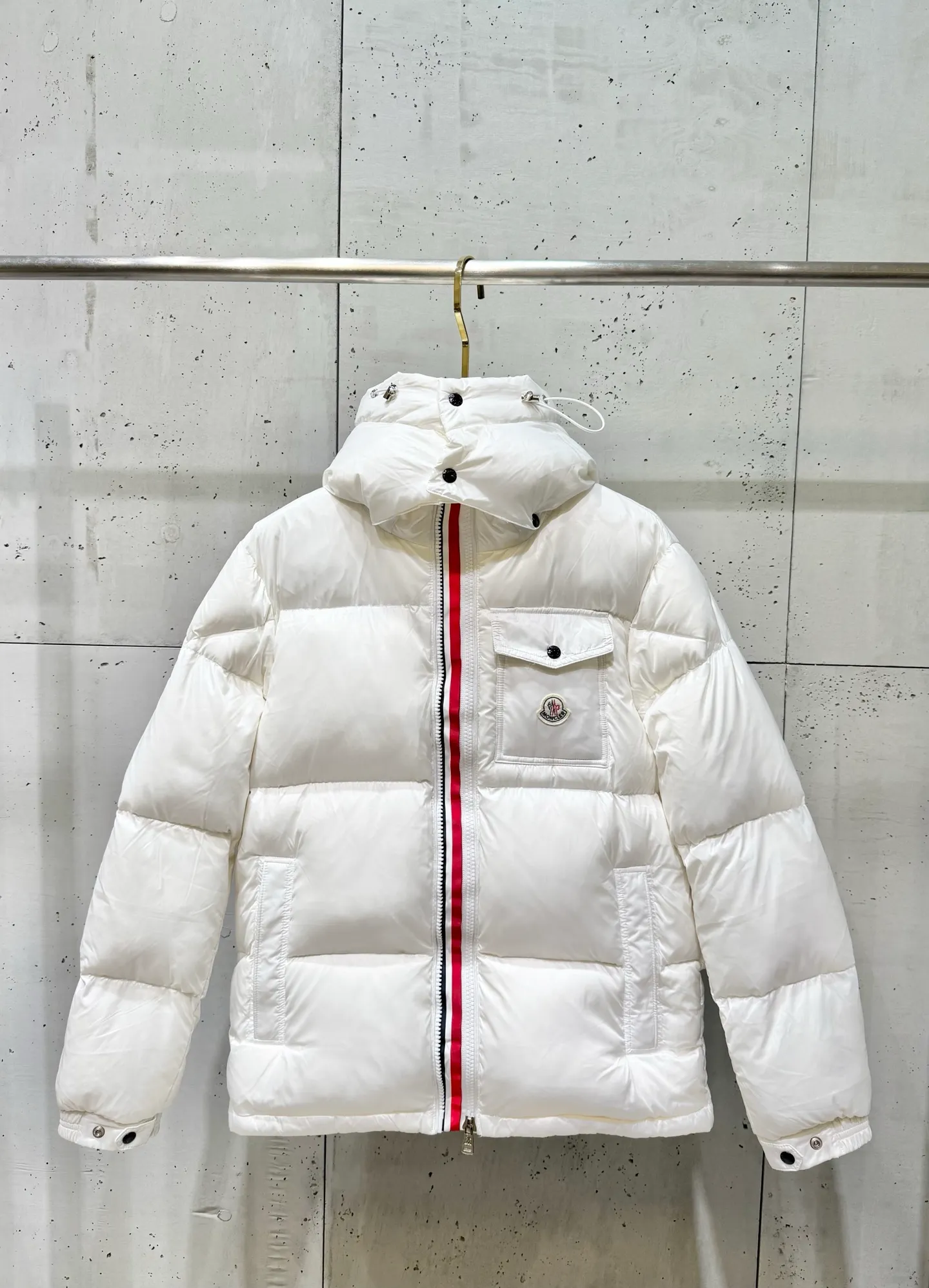 P740 Moncler three-color web classic short down jacket. This short parka down jacket is made of longue Saion fabric. The garment is full of functional details to ensure warmth and care. Features a detachable hood, zippered pockets, three-color access control webbing logo embellishment, adjustable cuffs and snap-button zipper flap fly. Logo embellished sleeves. It adds a unique touch to the overall shape while significantly improving its protective performance.  Material process analysis: 1️⃣Original Nfc inductive anti-counterfeiting chip 2️⃣90 duck down, the most down-filled on the market, never false goose down and a series of misunderstandings 3️⃣ Fabric: 100% nylon; Lining: 100% nylon, one of the best on the market, everything is customized according to the original version. 4⃣️The electroplated hardware is produced by the original processing factory, all customized by the original factory, and is not available in various market versions. 5⃣️Produced by a same OEM factory, it has always been unambiguous in terms of quality. Everyone knows about the workmanship, QA and Qc quality inspection of the workers when shipping from a large factory. It is not comparable to small factories in the market. M’s down jackets, let’s not brag, there are few that can make them better than us! Make an original product with care, so that every customer has the confidence to introduce it to his customers: This is the top version in China. Good products do not need too many soft articles to set off, only junk products will boast: the original ZP uses thousands of words to impress consumers! Size: 1-6