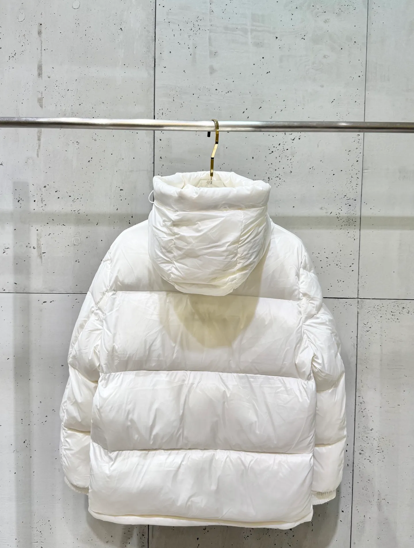 P740 Moncler three-color web classic short down jacket. This short parka down jacket is made of longue Saion fabric. The garment is full of functional details to ensure warmth and care. Features a detachable hood, zippered pockets, three-color access control webbing logo embellishment, adjustable cuffs and snap-button zipper flap fly. Logo embellished sleeves. It adds a unique touch to the overall shape while significantly improving its protective performance.  Material process analysis: 1️⃣Original Nfc inductive anti-counterfeiting chip 2️⃣90 duck down, the most down-filled on the market, never false goose down and a series of misunderstandings 3️⃣ Fabric: 100% nylon; Lining: 100% nylon, one of the best on the market, everything is customized according to the original version. 4⃣️The electroplated hardware is produced by the original processing factory, all customized by the original factory, and is not available in various market versions. 5⃣️Produced by a same OEM factory, it has always been unambiguous in terms of quality. Everyone knows about the workmanship, QA and Qc quality inspection of the workers when shipping from a large factory. It is not comparable to small factories in the market. M’s down jackets, let’s not brag, there are few that can make them better than us! Make an original product with care, so that every customer has the confidence to introduce it to his customers: This is the top version in China. Good products do not need too many soft articles to set off, only junk products will boast: the original ZP uses thousands of words to impress consumers! Size: 1-6