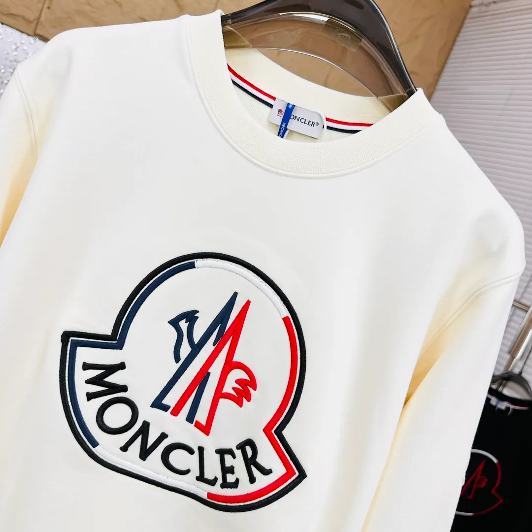 P280 Brand: Mengkou🤳𝐌𝐎𝐍𝐂𝐋𝐄𝐑 Fabric: ☑️Made of 440g double-strand pure cotton terry👕 Fabric: ☑️Thread with 1*1 double yarn thread. 🔜Comes with dyeing in the same tank. Craftsmanship: ☑️The embroidery uses 3D three-dimensional embroidery technology, 🇧🇫The original computer scan and print is restored 1:1. The pattern is clear and the needle count is dense. It is a rare high-end product on the market! 🇲🇩All three standards are complete! Size: ☑️S 〰️M 〰️L 〰️XL 〰️XXL