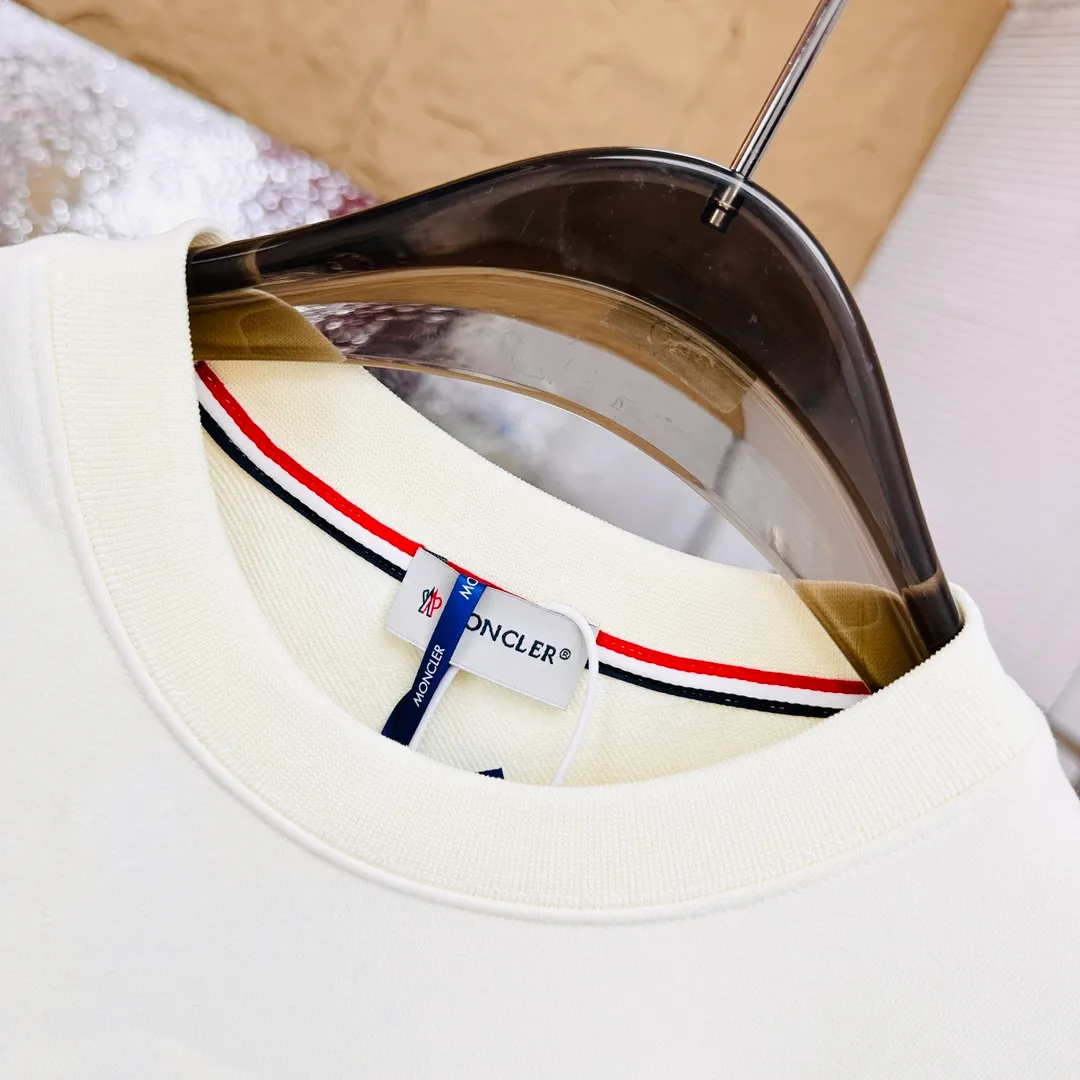 P280 Brand: Mengkou🤳𝐌𝐎𝐍𝐂𝐋𝐄𝐑 Fabric: ☑️Made of 440g double-strand pure cotton terry👕 Fabric: ☑️Thread with 1*1 double yarn thread. 🔜Comes with dyeing in the same tank. Craftsmanship: ☑️The embroidery uses 3D three-dimensional embroidery technology, 🇧🇫The original computer scan and print is restored 1:1. The pattern is clear and the needle count is dense. It is a rare high-end product on the market! 🇲🇩All three standards are complete! Size: ☑️S 〰️M 〰️L 〰️XL 〰️XXL