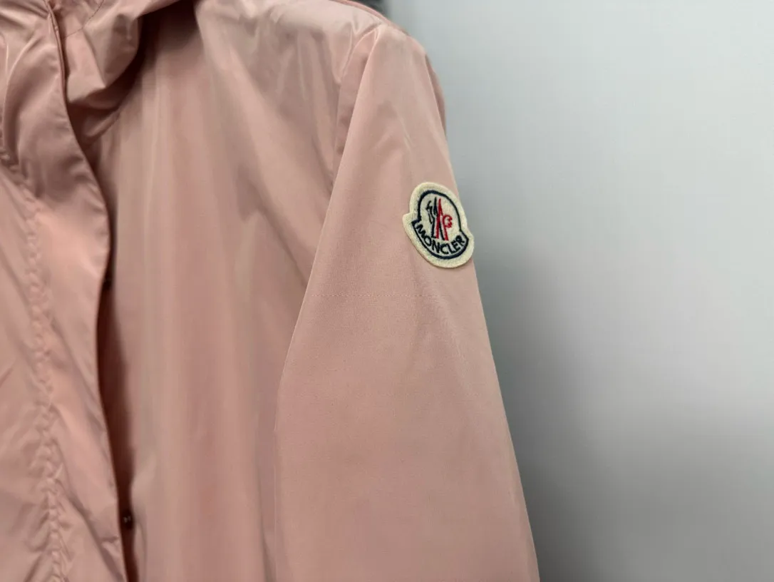 P480 [Moncler] Hooded Sun Protection Jacket for Women with Mouth Cover, Short Jacket, Sun Protection Jacket. Super breathable, perfect for sun protection in summer! This year’s hot workwear element, the mid-length version is also great at covering your flesh! The original hardware mold opening cannot be said to be similar, it can only be said to be exactly the same. Color: Black Milky White Pink Size: 0 1 2