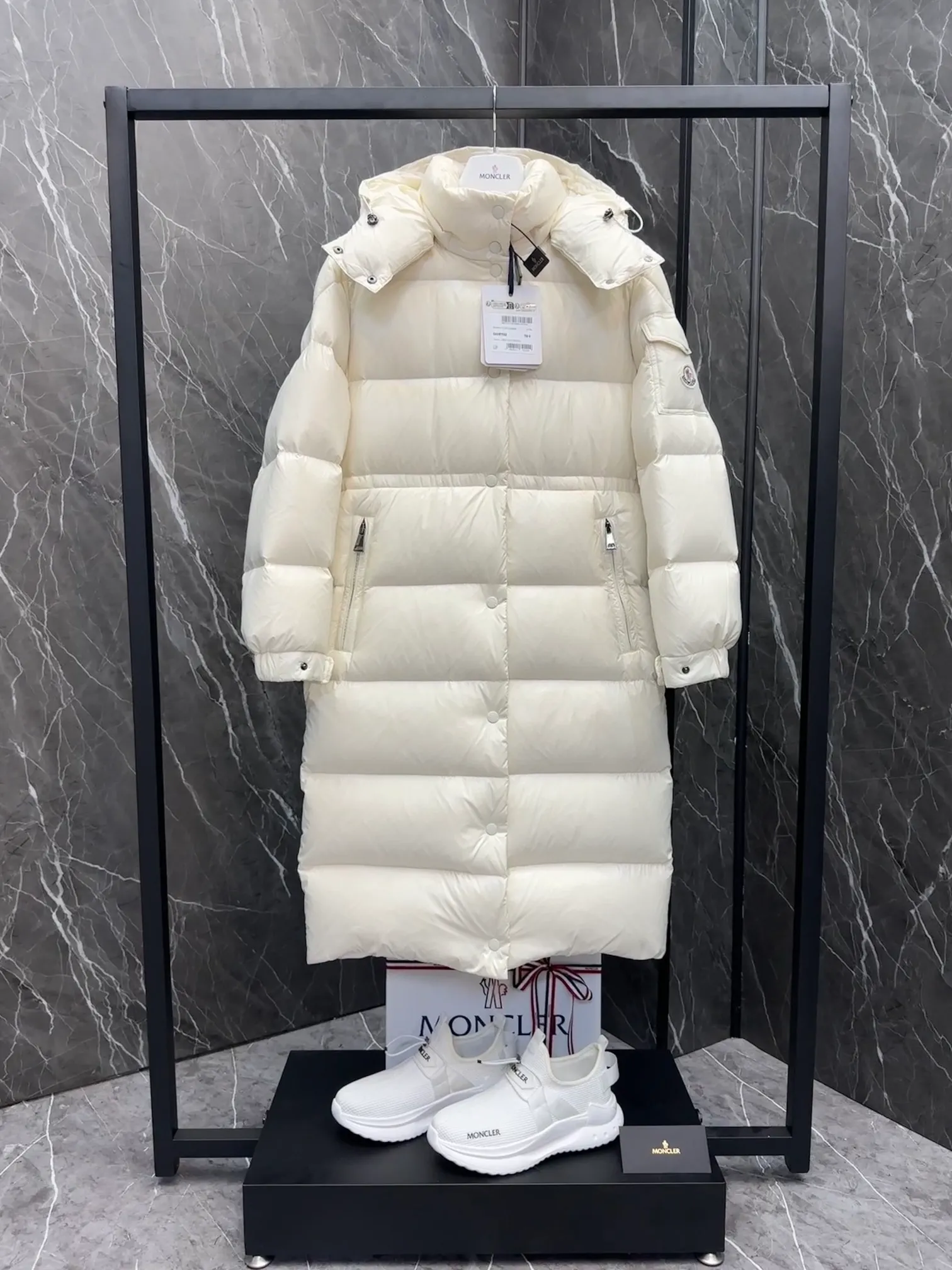 P840 Premium down ⬆️Moncler Cavettaz long women's down jacket jacket. 480g duck down filling ❗️❗️❗️ A walking duvet. Kill all low-end duck down shriveled versions. High-end exclusive. Dedicated to high-demand fairies with obsessive-compulsive disorder. The Cavettaz women's long down jacket is made of iconic nylon laqué fabric and is designed to cope with various environments.  The Cavettaz down jacket features a classic shape and checkered quilting for a simple yet distinct aesthetic. This long piece is made from nylon laqué fabric, giving it the instantly recognizable signature of the brand. Details Made of nylon laqué Nylon laqué lining Filled with down Removable hood Zipper and snap closure Zippered pockets Adjustable cuffs Elastic waist and hem Size : 123 Fairy Off-White