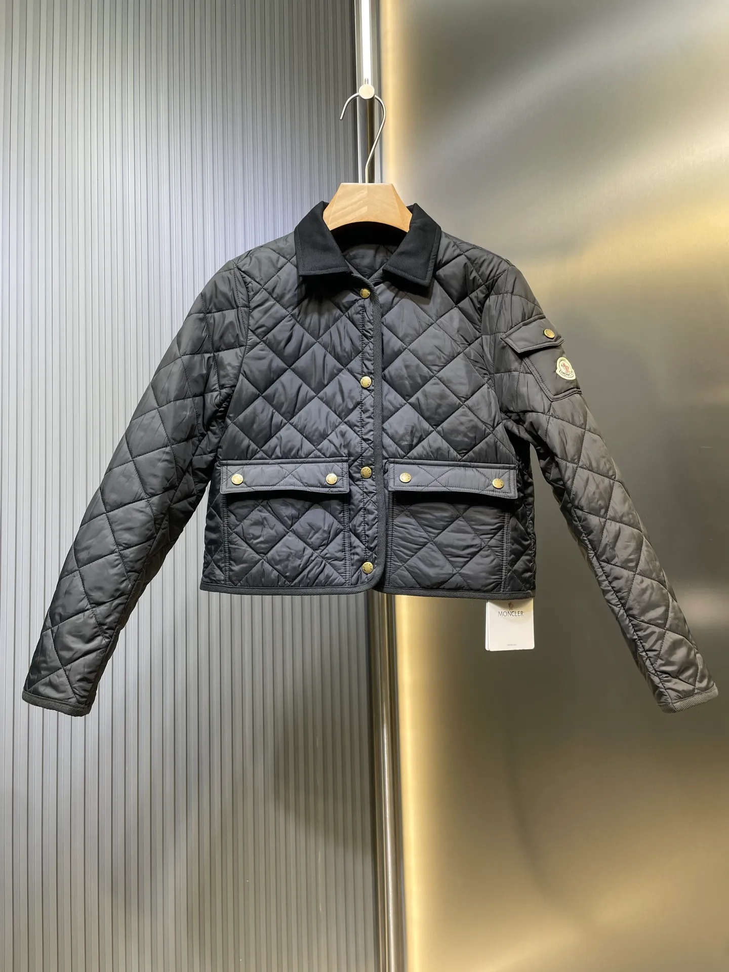 P430 moncler 🌟【Top original order】25 new diamond-shaped quilted quilted short cotton jacket. Tempered lapel, double pockets and short design! The age-reducing girlish temperament, the imported machine-pressed lattice technology and three-dimensional tailoring, the classic version interprets the autumn and winter layering style to keep warm! British style is versatile and handsome! Lightweight and warm fabric, imported machine gap workmanship quality depends on the details size: s m l