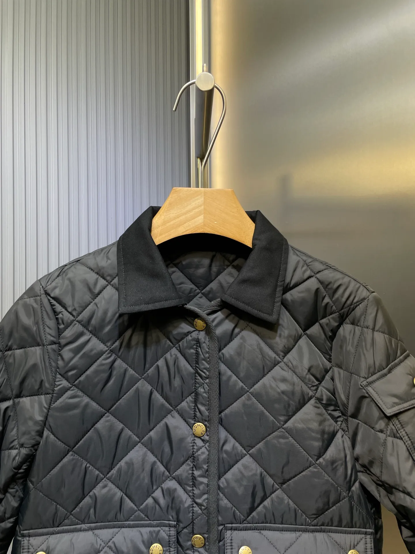 P430 moncler 🌟【Top original order】25 new diamond-shaped quilted quilted short cotton jacket. Tempered lapel, double pockets and short design! The age-reducing girlish temperament, the imported machine-pressed lattice technology and three-dimensional tailoring, the classic version interprets the autumn and winter layering style to keep warm! British style is versatile and handsome! Lightweight and warm fabric, imported machine gap workmanship quality depends on the details size: s m l