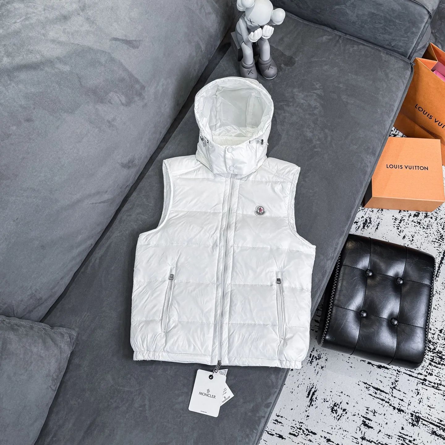 P390 [MONCLER Couple's High Version Classic Hooded Down Vest] Tib's design is inspired by the iconic 𝗠𝗼𝗻𝗰𝗲𝗿 of the 1980s. It has been reinterpreted, incorporating modern and dynamic elements. This piece, for those who always want to be a winner, can be worn mid-season or paired with a windbreaker in the dead of winter.  Material process analysis: 1️⃣Original Nfc inductive anti-counterfeiting chip 2️⃣National standard 95% pure white duck down, exclusive use of top-grade down on the market, never false goose down and a series of misunderstandings 3️⃣Fabric: 100% nylon; Lining: 100% nylon, one of the best on the market, everything is customized according to the original version. 4⃣️The electroplated hardware is produced by the original processing factory, all customized by the original factory, and is not available in various market versions. 5⃣️Produced by the same OEM factory as XX Wolf, it has always been unambiguous in terms of quality. Everyone knows about the workers' craftsmanship, QA and QC quality inspection when shipping from large factories. It is not comparable to small factories in the market.  Don't brag, there is almost no one who can do better than us! Make an original product with care, so that every customer has the confidence to introduce it to his customers: This is the top version in China. Good products do not need too many soft articles to set off, only junk products will boast: the original ZP uses thousands of words to impress consumers! Although it is an F product, it is not inferior to ZP! Color: Black White Size 1 2 3 4