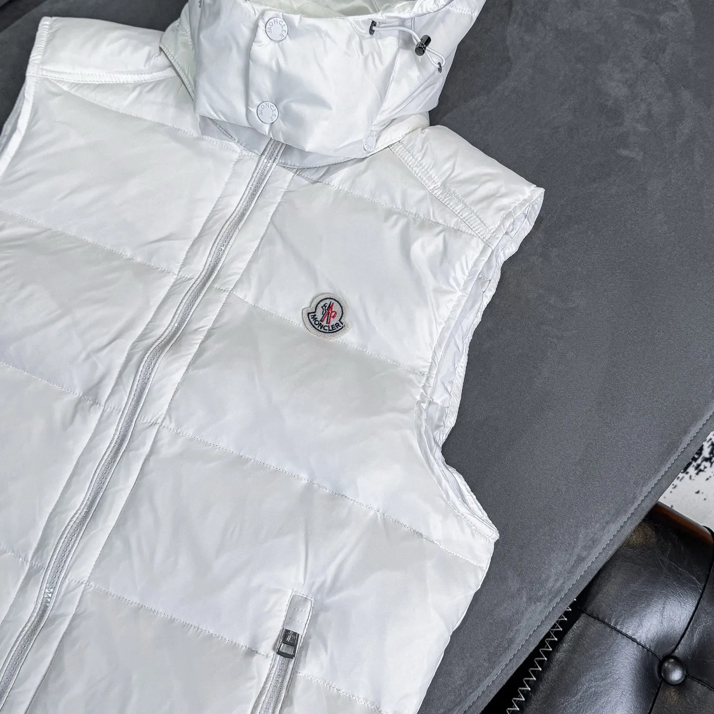 P390 [MONCLER Couple's High Version Classic Hooded Down Vest] Tib's design is inspired by the iconic 𝗠𝗼𝗻𝗰𝗲𝗿 of the 1980s. It has been reinterpreted, incorporating modern and dynamic elements. This piece, for those who always want to be a winner, can be worn mid-season or paired with a windbreaker in the dead of winter.  Material process analysis: 1️⃣Original Nfc inductive anti-counterfeiting chip 2️⃣National standard 95% pure white duck down, exclusive use of top-grade down on the market, never false goose down and a series of misunderstandings 3️⃣Fabric: 100% nylon; Lining: 100% nylon, one of the best on the market, everything is customized according to the original version. 4⃣️The electroplated hardware is produced by the original processing factory, all customized by the original factory, and is not available in various market versions. 5⃣️Produced by the same OEM factory as XX Wolf, it has always been unambiguous in terms of quality. Everyone knows about the workers' craftsmanship, QA and QC quality inspection when shipping from large factories. It is not comparable to small factories in the market.  Don't brag, there is almost no one who can do better than us! Make an original product with care, so that every customer has the confidence to introduce it to his customers: This is the top version in China. Good products do not need too many soft articles to set off, only junk products will boast: the original ZP uses thousands of words to impress consumers! Although it is an F product, it is not inferior to ZP! Color: Black White Size 1 2 3 4