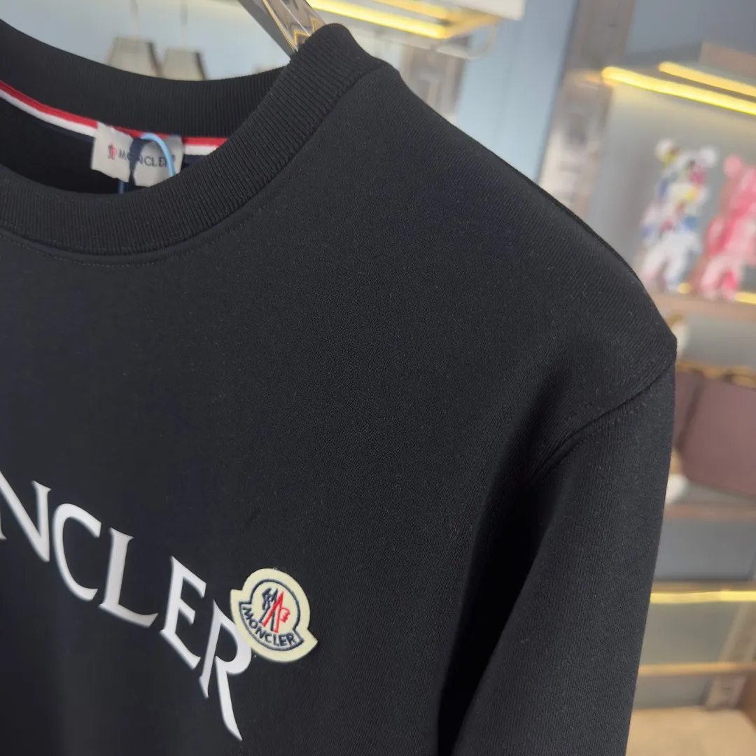 P210 Actual photo of high version sweatshirt) [Long-term stock] 〖𝐌𝐎𝐍𝐂𝐋𝐄𝐑~Meng Mou〗 Made of 440g heavyweight fabric. It is different from the market currency. It can be matched with any variety and it will be properly handsome😎The whole dress is made of double waistcoats. The double waistcoats make the whole dress more three-dimensional. It is not an ordinary factory that can do such fine work. 2025 T stage spring catwalk version, on sale at counters, round neck terry sweatshirt, high-end double-ply cotton, custom-made stretch ribs, dyed in the same vat, complete with three standards, matched with exquisite embroidered LOGO on the chest, simple and advanced, same style for men and women. Color: black, apricot, white, size: S M L XL 2XL
