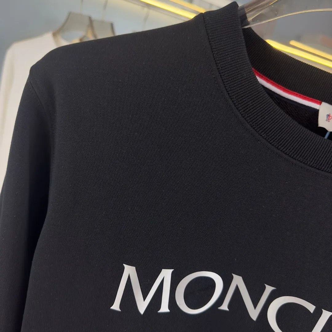 P210 Actual photo of high version sweatshirt) [Long-term stock] 〖𝐌𝐎𝐍𝐂𝐋𝐄𝐑~Meng Mou〗 Made of 440g heavyweight fabric. It is different from the market currency. It can be matched with any variety and it will be properly handsome😎The whole dress is made of double waistcoats. The double waistcoats make the whole dress more three-dimensional. It is not an ordinary factory that can do such fine work. 2025 T stage spring catwalk version, on sale at counters, round neck terry sweatshirt, high-end double-ply cotton, custom-made stretch ribs, dyed in the same vat, complete with three standards, matched with exquisite embroidered LOGO on the chest, simple and advanced, same style for men and women. Color: black, apricot, white, size: S M L XL 2XL