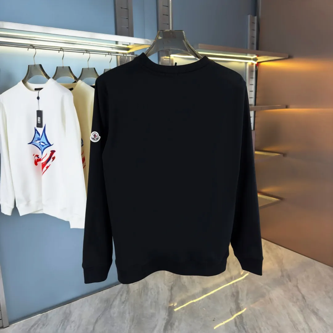 P210 Actual photo of high version sweatshirt) [Long-term stock] 〖𝐌𝐎𝐍𝐂𝐋𝐄𝐑~Meng Mou〗 Made of 440g heavyweight fabric. It is different from the market currency. It can be matched with any variety and it will be properly handsome😎The whole dress is made of double waistcoats. The double waistcoats make the whole dress more three-dimensional. It is not an ordinary factory that can do such fine work. 2025 T stage spring catwalk version, on sale at counters, round neck terry sweatshirt, high-end double-ply cotton, custom-made stretch ribs, dyed in the same vat, complete with three standards, matched with exquisite embroidered LOGO on the chest, simple and advanced, same style for men and women. Color: black, apricot, white, size: S M L XL 2XL