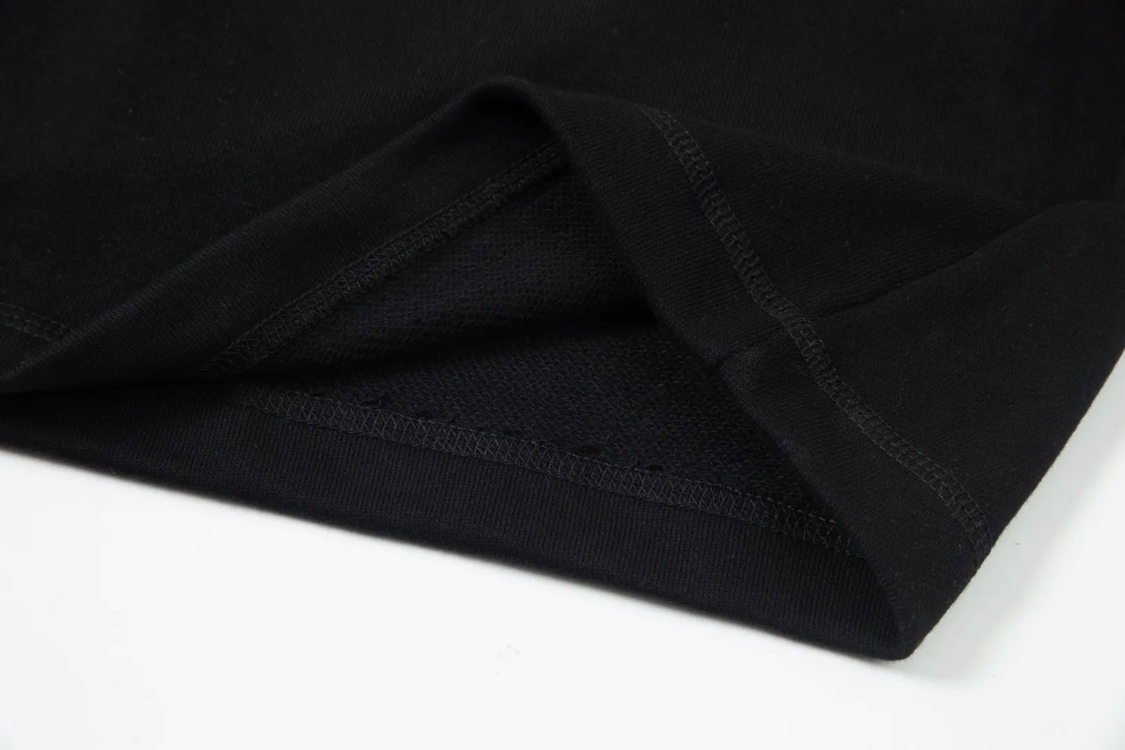P230 top version, different currency) ✨Moncler SS show style, slim lines, simple printed letter Logo trendy shorts for men and women, compatible with all body types, black and white drawstring design on the waist elastic band, custom drawstring pockets with diagonal pocket design on both sides, and a small pocket at the rear. Color: black gray Size S-XL