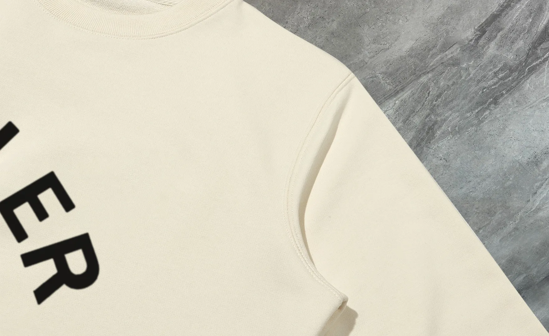 P210 High-version sweatshirt) [Long-term stock] 〖𝐌𝐎𝐍𝐂𝐋𝐄𝐑~Mask〗 Made of 440g heavy-weight fabric. It is different from the market currency. It can be matched with any variety and is properly handsome. 😎The whole dress is made of double waistcoats. The double waistcoats make the whole dress more three-dimensional. Not ordinary factories can do such fine work. 2025 Spring runway version of the T stage, on sale at the counter, round neck terry sweatshirt, high-end double-strand pure cotton, custom-made stretch ribs, dyed in the same vat, complete with three standards, matched with exquisite embroidered LOGO on the chest, simple and advanced, same style for men and women. Color: black, apricot, white, size: S M L XL 2XL