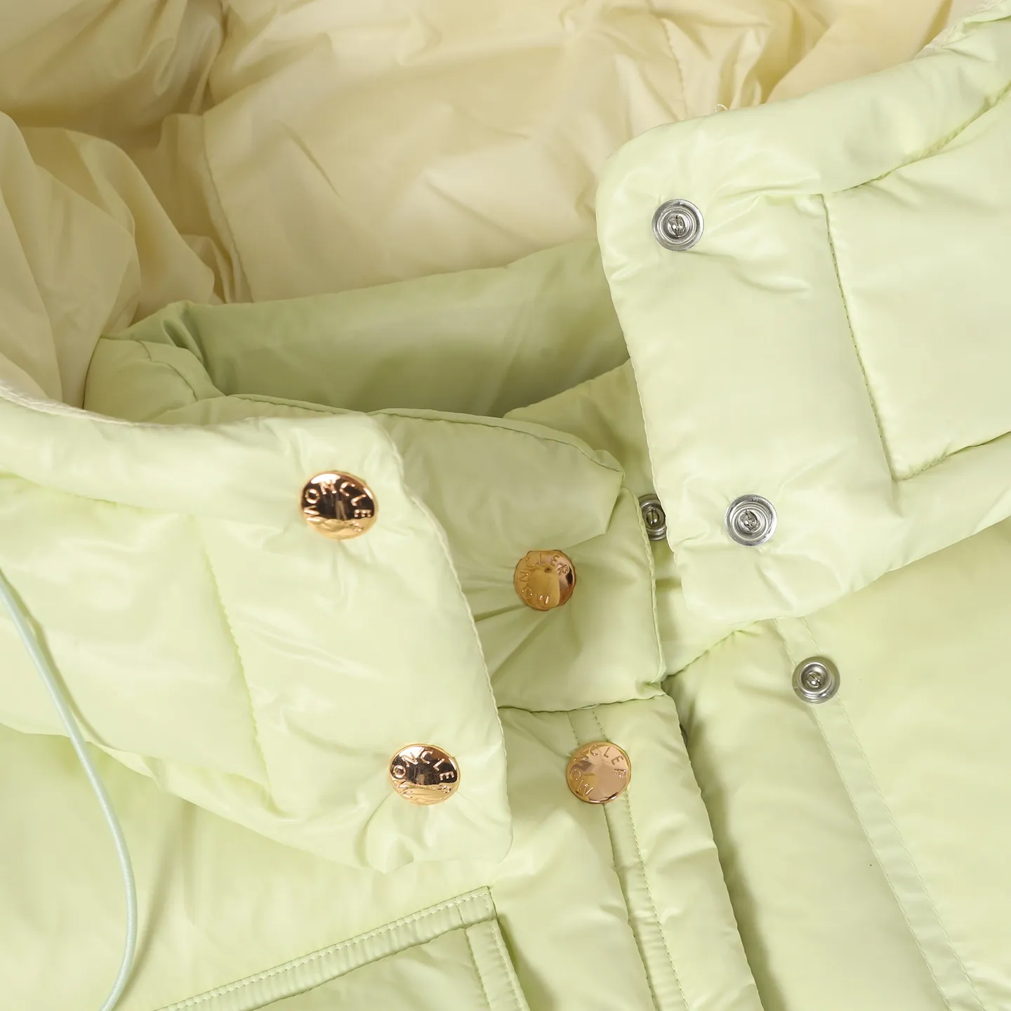 P920 Moncler/Meng Mouth Women's Square Quilted Hooded Short Down Jacket Fabric selection: Selected high-density super laqué nylon fabric, matched with lightweight down filling, and nylon lining design, which ensures excellent thermal performance while showing an avant-garde urban style.  Craftsmanship and details: The short silhouette is paired with innovative super laqué nylon fabric, which presents a unique glossy texture and perfectly blends functionality and fashion. Breakthrough asymmetrical tailoring, with double-button closure system. Three-dimensional geometric quilting technology, creating visual hierarchy through differentiated quilting sizes on the body and sleeves. Detachable and adjustable hood design to meet various dressing needs. Double closure system (zipper + snap button) ensures windproof and warm. Multifunctional storage space: zipper security pocket + snap-button chest pocket. Drawstring hem design, the tightness can be adjusted freely. 90 national standard high-quality white duck down: Selected high-loft down, weighing 210g, light and warm, with excellent temperature locking performance and good resilience.  Accessories: Customized armband Customized snap button Customized zipper puller Color: black/beige/green SIZE: 1/2/3/4