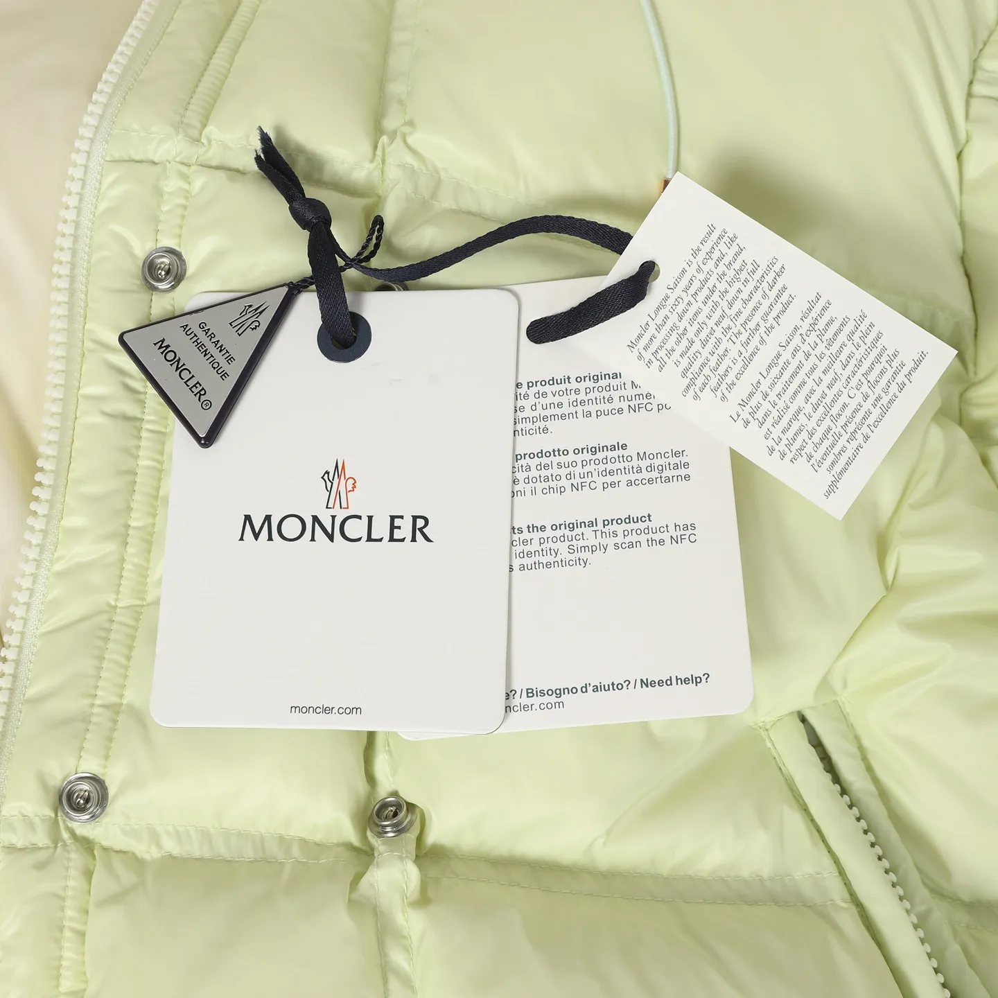 P920 Moncler/Meng Mouth Women's Square Quilted Hooded Short Down Jacket Fabric selection: Selected high-density super laqué nylon fabric, matched with lightweight down filling, and nylon lining design, which ensures excellent thermal performance while showing an avant-garde urban style.  Craftsmanship and details: The short silhouette is paired with innovative super laqué nylon fabric, which presents a unique glossy texture and perfectly blends functionality and fashion. Breakthrough asymmetrical tailoring, with double-button closure system. Three-dimensional geometric quilting technology, creating visual hierarchy through differentiated quilting sizes on the body and sleeves. Detachable and adjustable hood design to meet various dressing needs. Double closure system (zipper + snap button) ensures windproof and warm. Multifunctional storage space: zipper security pocket + snap-button chest pocket. Drawstring hem design, the tightness can be adjusted freely. 90 national standard high-quality white duck down: Selected high-loft down, weighing 210g, light and warm, with excellent temperature locking performance and good resilience.  Accessories: Customized armband Customized snap button Customized zipper puller Color: black/beige/green SIZE: 1/2/3/4
