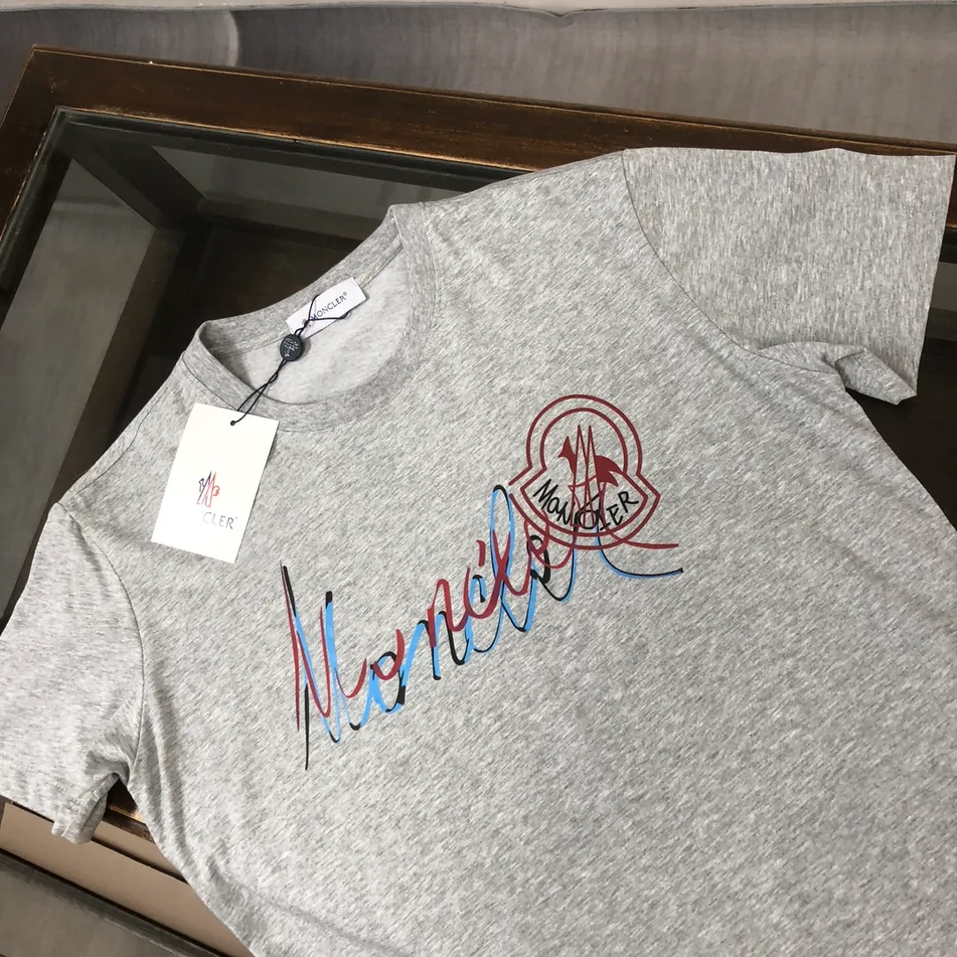 P160 🔥MONCLER The latest short-sleeved T-shirt for couples ~ Special brand letter printing technology on the chest ~ The fabric upper body is comfortable and breathable, not stiff, slim cut, specially customized fabrics! The upper body is comfortable and stylish, and it can be worn alone as an inner layer. It is a must-have for fashionistas! ! ! Color: black, white, gray Size: S～XL (loose version, please state your height and weight when placing an order)
