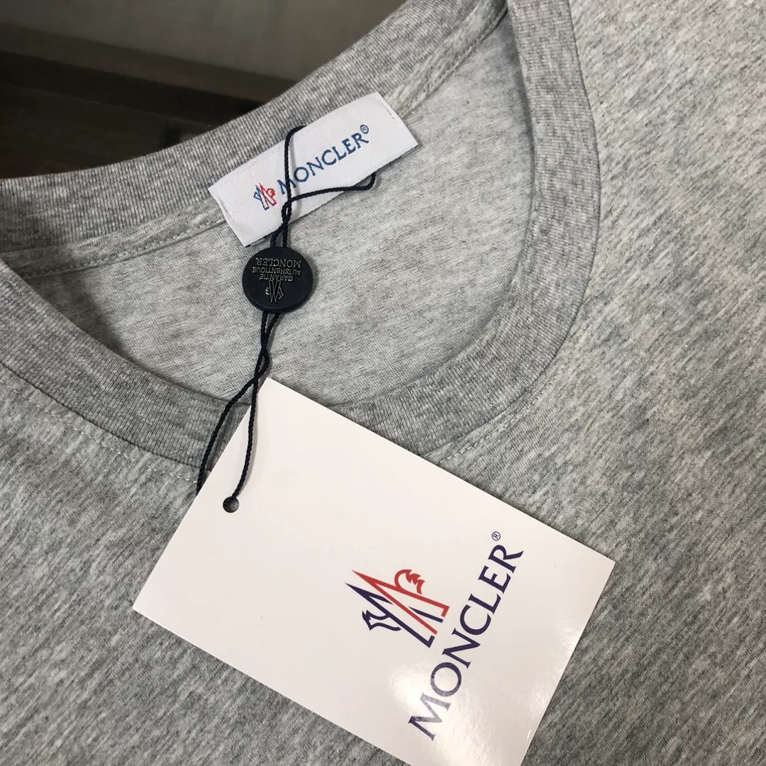 P160 🔥MONCLER The latest short-sleeved T-shirt for couples ~ Special brand letter printing technology on the chest ~ The fabric upper body is comfortable and breathable, not stiff, slim cut, specially customized fabrics! The upper body is comfortable and stylish, and it can be worn alone as an inner layer. It is a must-have for fashionistas! ! ! Color: black, white, gray Size: S～XL (loose version, please state your height and weight when placing an order)