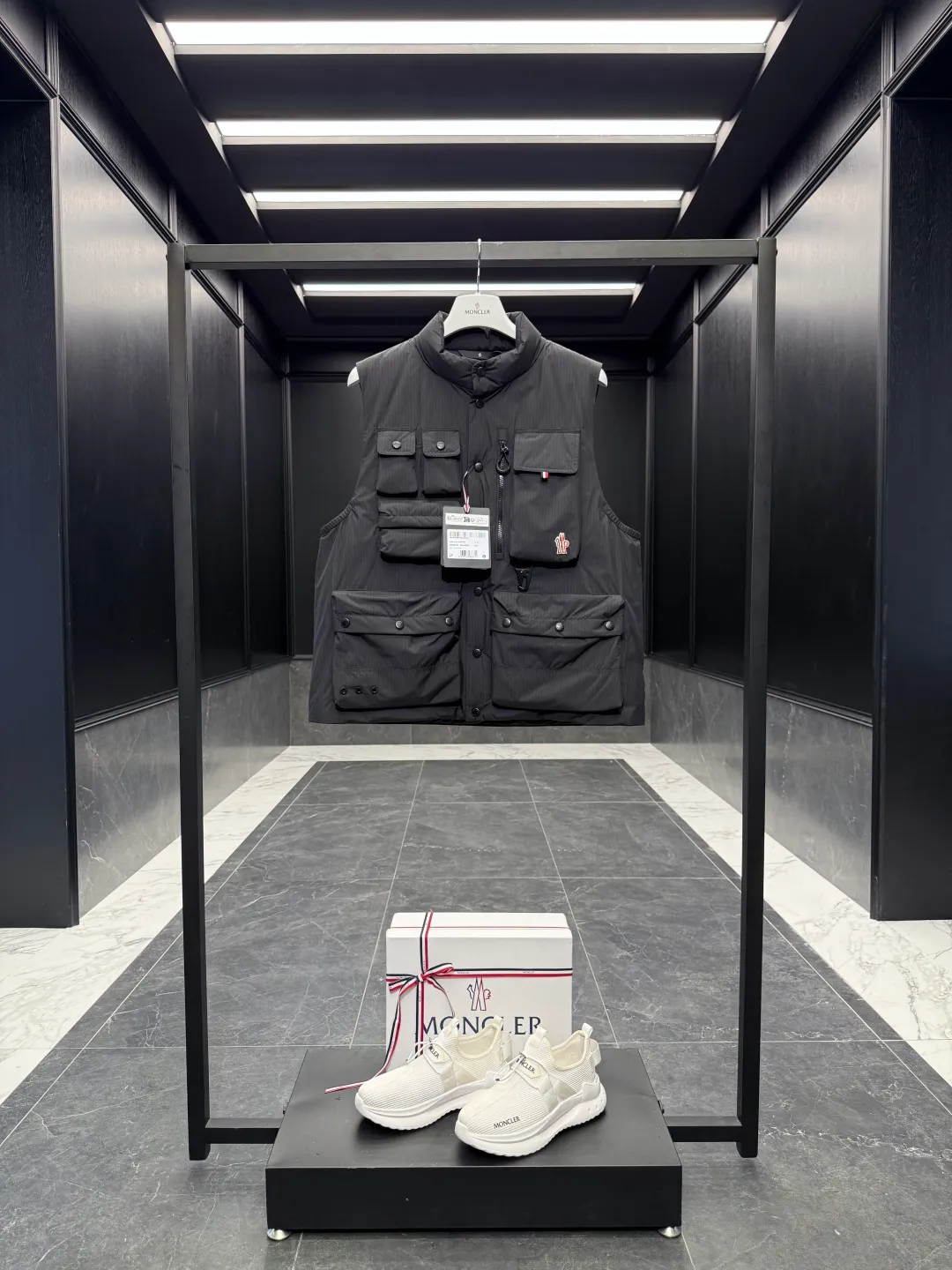 P860 Premium Down⬆️Moncler Grenoble Tongass Down Outdoor Vest. High-end Black Label Series. Original replacement fabric. Premium gooseneck filling. 🎁 Comes standard with a full set of counter gift box packaging. Upgraded original magnetic gift box. The Tongass Down Vest provides protection without being heavy, and is specially designed for outdoor activities in mild weather.  The Tongass down vest is the result of research into lightweight performance outerwear. Functional fabric is tight and durable without adding extra weight. Features a large utility pocket and carabiner clip to reduce the amount of luggage you carry. Details •Designed for outdoor activities •Made from tight fabric •Polyester lining •Down filling •Snap button closure •Utility pockets with snap, zip and Velcro closure •Drawstring hem •Front carabiner •Reflective details Size: 1-5 Cream/Light Brown/Black D00780