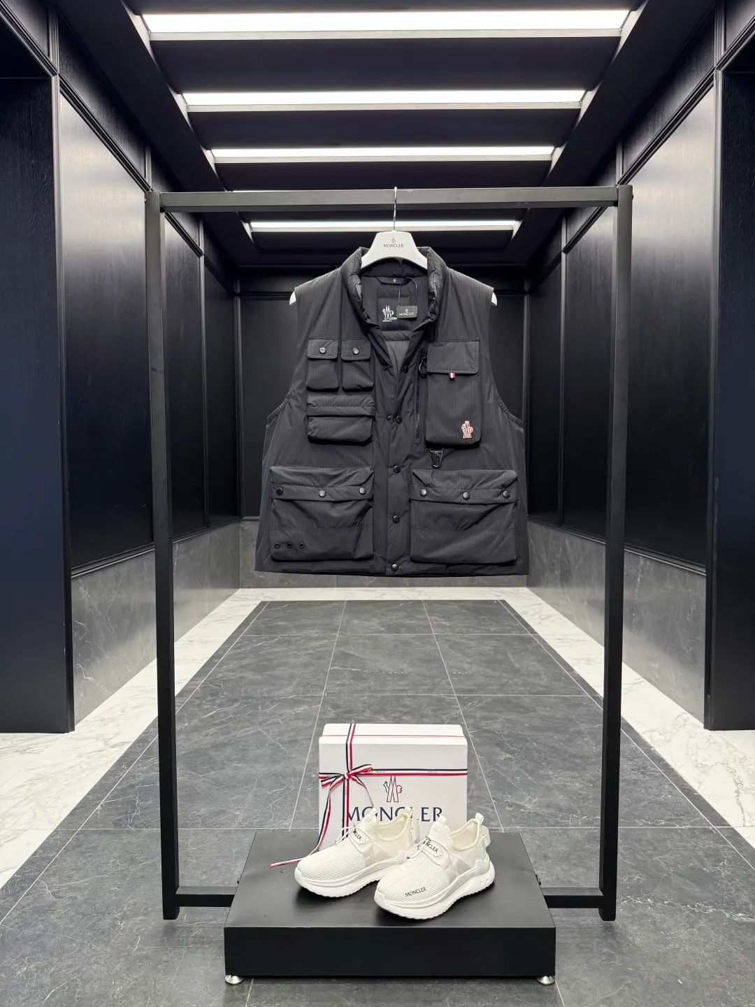 P860 Premium Down⬆️Moncler Grenoble Tongass Down Outdoor Vest. High-end Black Label Series. Original replacement fabric. Premium gooseneck filling. 🎁 Comes standard with a full set of counter gift box packaging. Upgraded original magnetic gift box. The Tongass Down Vest provides protection without being heavy, and is specially designed for outdoor activities in mild weather.  The Tongass down vest is the result of research into lightweight performance outerwear. Functional fabric is tight and durable without adding extra weight. Features a large utility pocket and carabiner clip to reduce the amount of luggage you carry. Details •Designed for outdoor activities •Made from tight fabric •Polyester lining •Down filling •Snap button closure •Utility pockets with snap, zip and Velcro closure •Drawstring hem •Front carabiner •Reflective details Size: 1-5 Cream/Light Brown/Black D00780