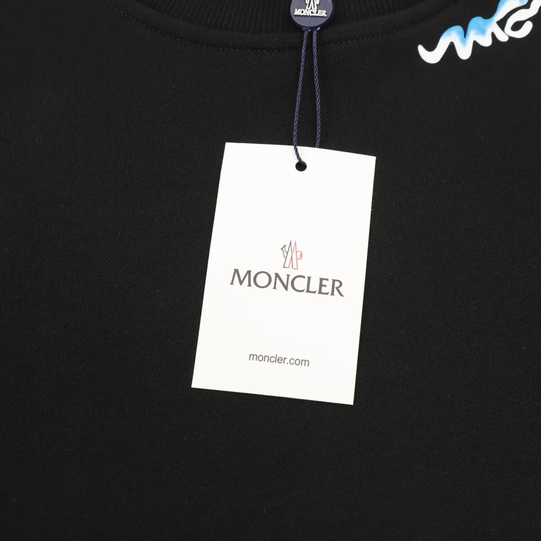 P460 Moncler 25FW round neck sweatshirt with letter collar, 480g high-grade combed cotton fabric, counter collar label, purchasing grade white thick plate tag, original hanging grain, three-dimensional foam printing on the front and back, strong layering, same style for men and women, couple style, oversize version, loose size: S-XL