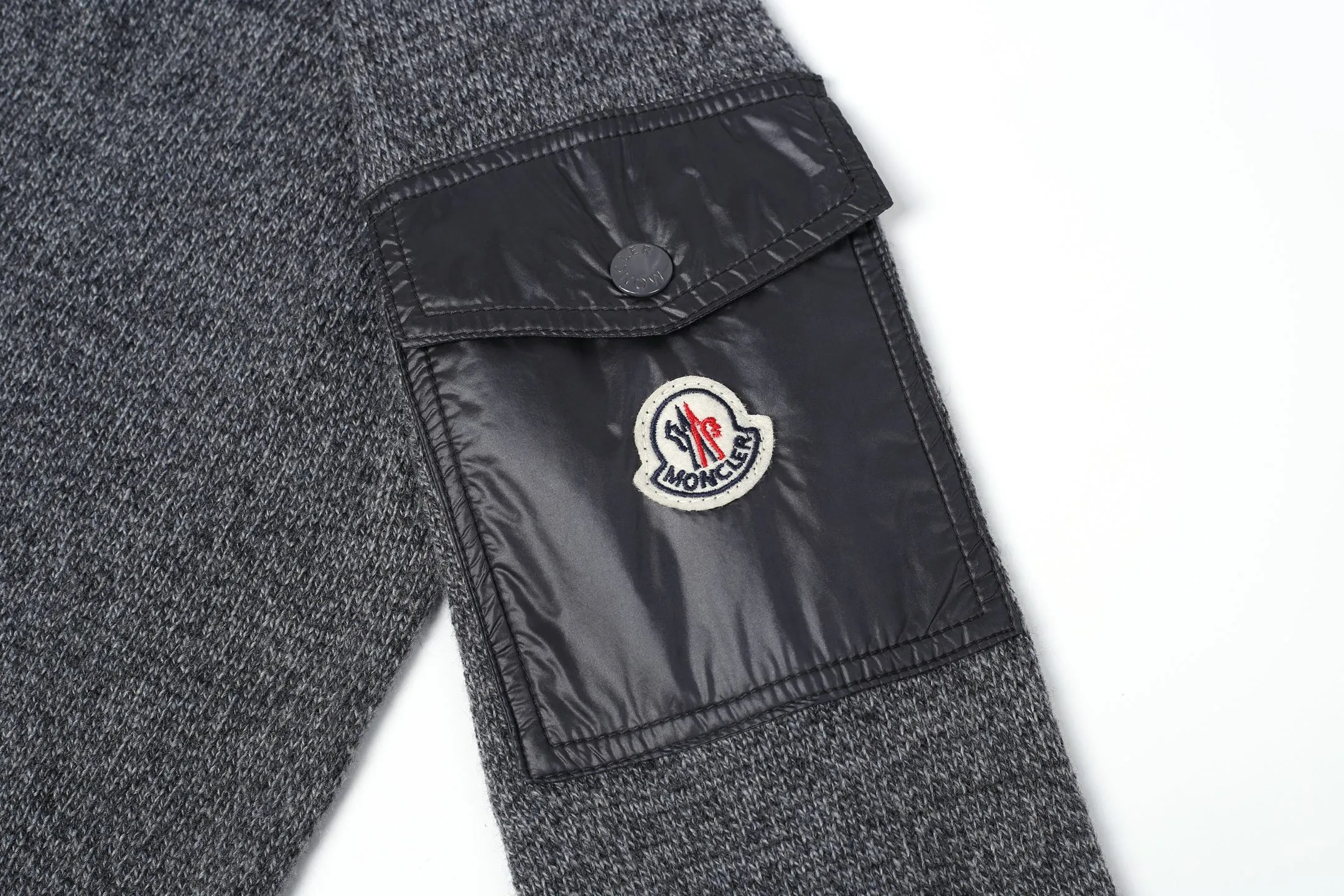 P400 White background picture] MONCLER/muzzled sleeve pocket logo wool and cashmere long-sleeved crew neck sweater [Ready stock] S M L Dry cleaning is recommended (this product is made of wool and is not easy to machine wash)