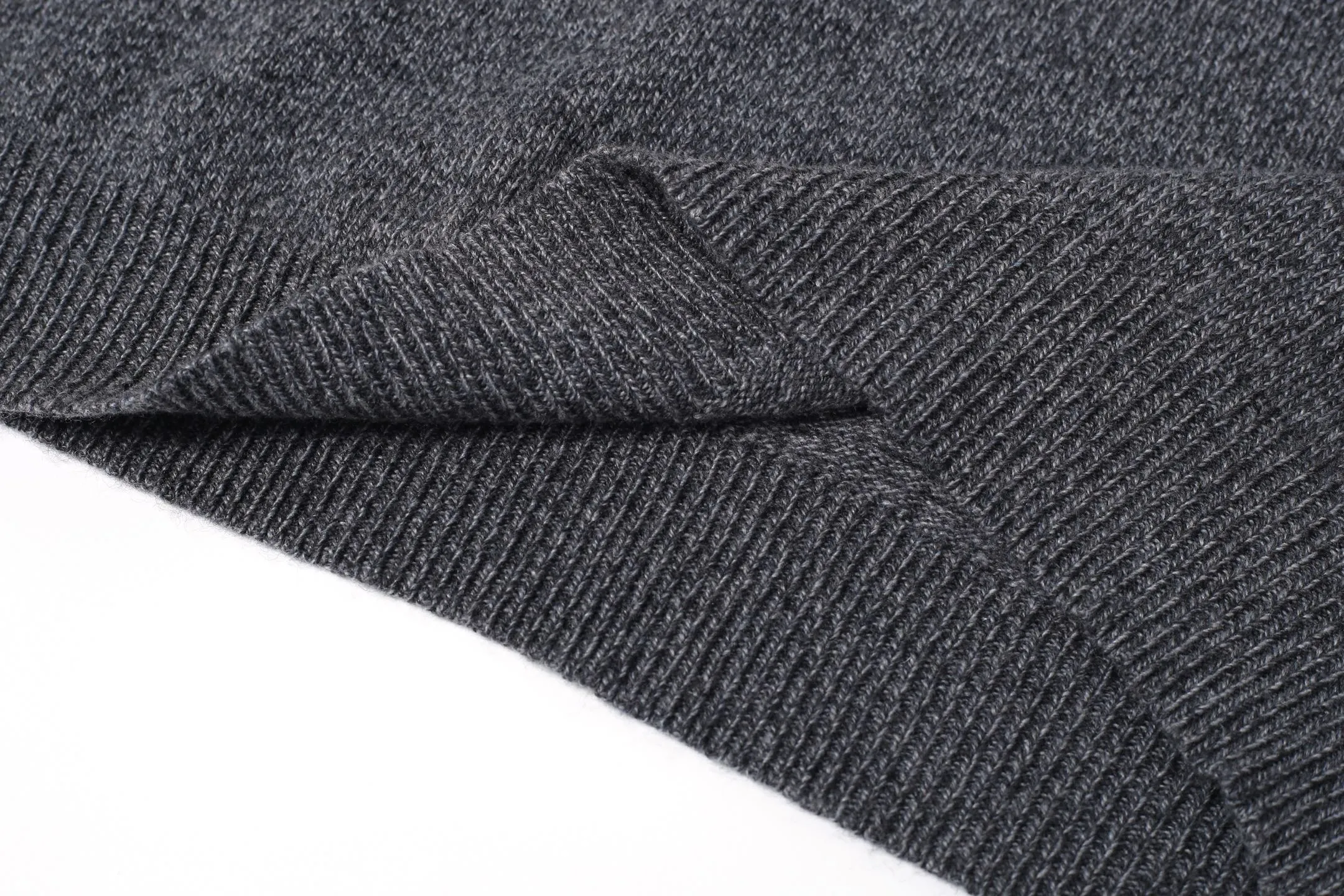 P400 White background picture] MONCLER/muzzled sleeve pocket logo wool and cashmere long-sleeved crew neck sweater [Ready stock] S M L Dry cleaning is recommended (this product is made of wool and is not easy to machine wash)