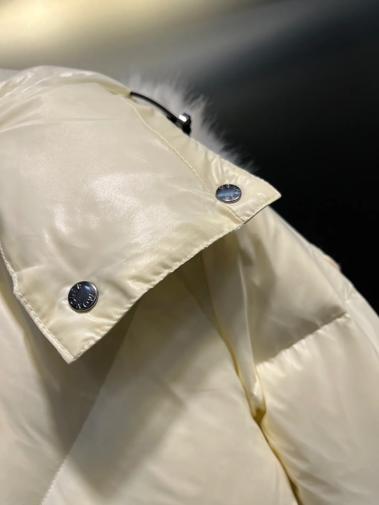 P920 Moncler Celac🌟Short Down Jacket Super large tops, super effective large V-shaped design style, suitable for everyone's dressing style, elastic waistband makes it slimmer, 90% duck down filling, complete with three standards. Color: Black White Size: 1234
