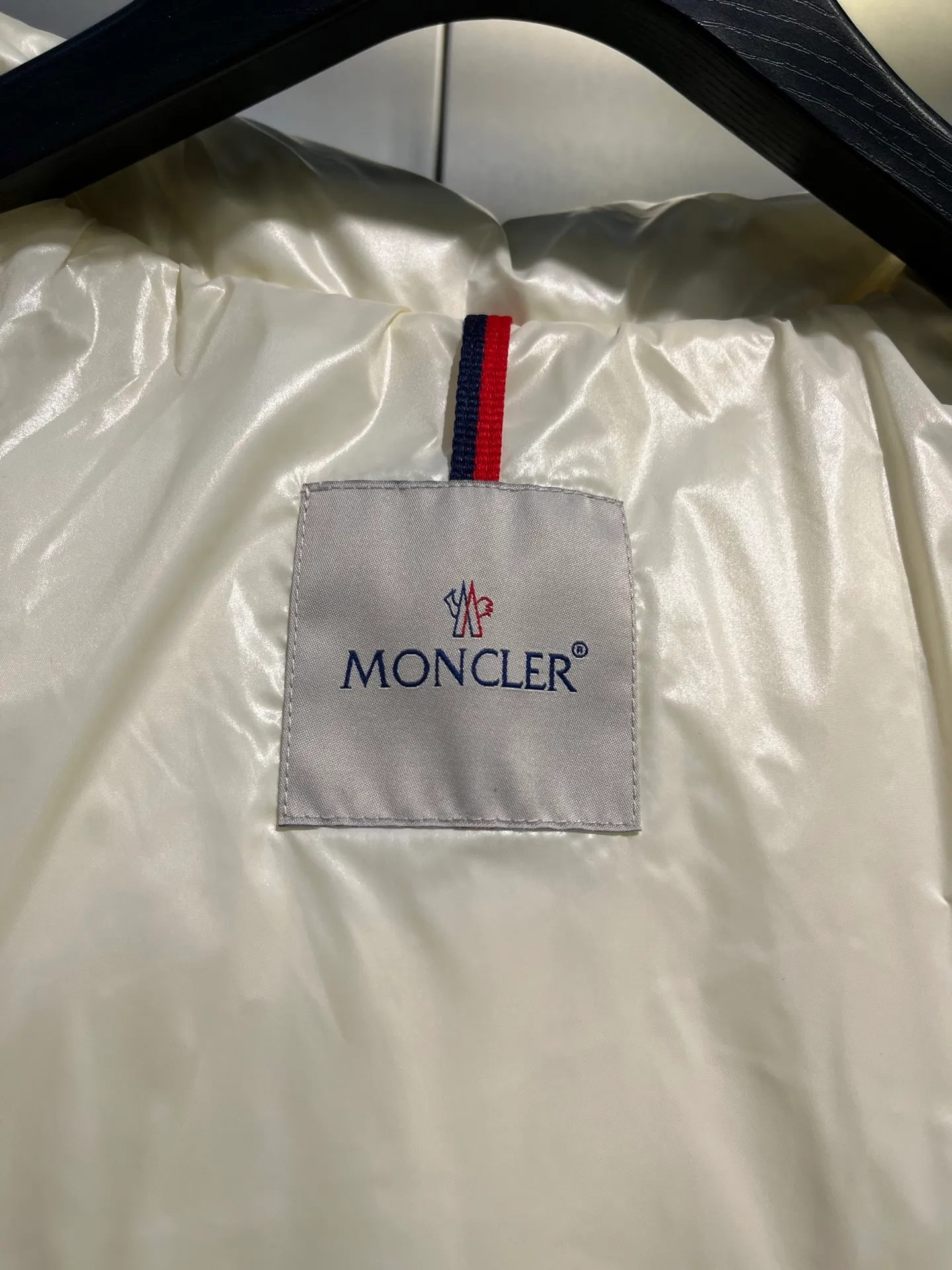 P920 Moncler Celac🌟Short Down Jacket Super large tops, super effective large V-shaped design style, suitable for everyone's dressing style, elastic waistband makes it slimmer, 90% duck down filling, complete with three standards. Color: Black White Size: 1234