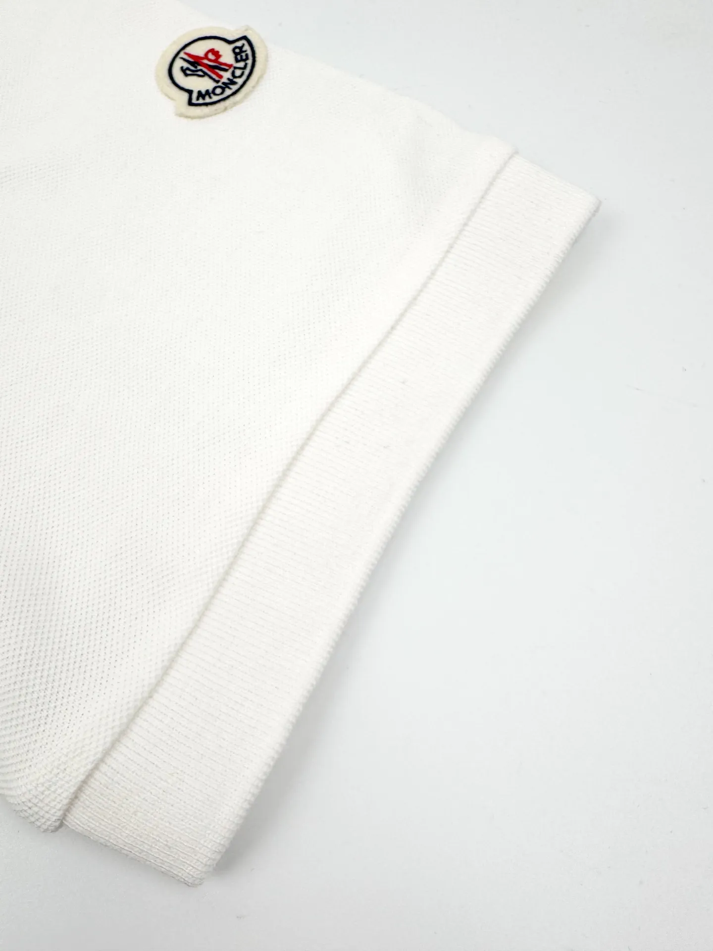 P270 Moncler terry embroidered Polo shirt. Customized piqué pure cotton sateen. Soft and waxy to the touch. Light and drape. Ivory white is used to interpret the restrained philosophy of high-end white. It gives the white a sense of warmth and breathing. The M letter on the chest is outlined with beige lines on the ivory white, giving the Polo shirt an instant relief-like spatial layer. Matching the badges on the sleeves complements each other to highlight the brand style. Add vitality and detailed beauty. The Polo shirt interprets the new style of design and wear. Technique 1: Use towel embroidery technique, a traditional hand-embroidery technique that uses stitching for embroidery. It is completed by changing the hooking action of a special machine head. The coils are interlocked one by one to bring a towel-like texture and effect. Technique 2: The fabrics are washed and have a better hand feel. Not easy to deform, not easy to shrink, not easy to fade, and maintain long-term beauty. Accessories: Customized 1:1 Moncler embroidery logo Customized 1:1 Moncler buttons Customized 1:1 Moncler trademark Fit: Loose fit Size: S M L XL Style number: BB761