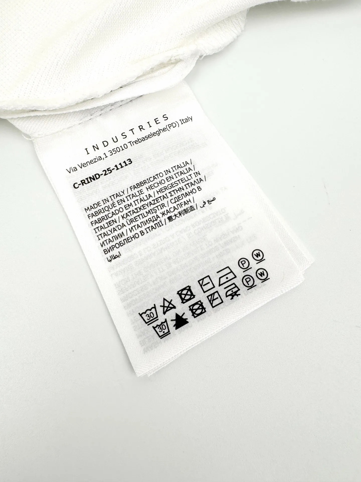 P270 Moncler terry embroidered Polo shirt. Customized piqué pure cotton sateen. Soft and waxy to the touch. Light and drape. Ivory white is used to interpret the restrained philosophy of high-end white. It gives the white a sense of warmth and breathing. The M letter on the chest is outlined with beige lines on the ivory white, giving the Polo shirt an instant relief-like spatial layer. Matching the badges on the sleeves complements each other to highlight the brand style. Add vitality and detailed beauty. The Polo shirt interprets the new style of design and wear. Technique 1: Use towel embroidery technique, a traditional hand-embroidery technique that uses stitching for embroidery. It is completed by changing the hooking action of a special machine head. The coils are interlocked one by one to bring a towel-like texture and effect. Technique 2: The fabrics are washed and have a better hand feel. Not easy to deform, not easy to shrink, not easy to fade, and maintain long-term beauty. Accessories: Customized 1:1 Moncler embroidery logo Customized 1:1 Moncler buttons Customized 1:1 Moncler trademark Fit: Loose fit Size: S M L XL Style number: BB761