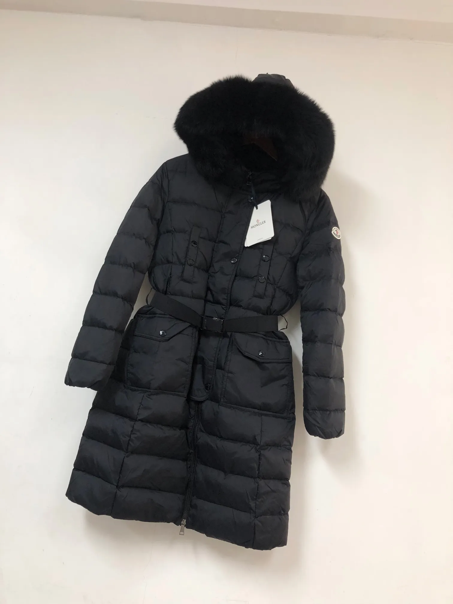 P1180 ——————🧡Women’s MONCLER women’s 🙎🙎25 winter down jacket! Featuring a fox fur collar! Authentic original purchase, long down jacket, super thick, absolute counter version with matching belt, elongates legs, slims waist, original imported hardware, details, material %90 white goose down, %10 white duck down (fur collar is detachable) Color: black, size: 1-2-3-4